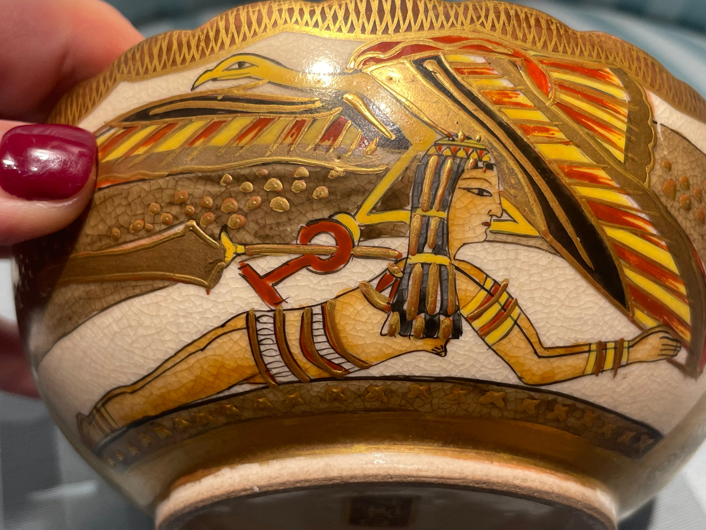 Ciotola giapponese in ceramica Satsuma con insolito decoro egizio, periodo Meiji–Taishō