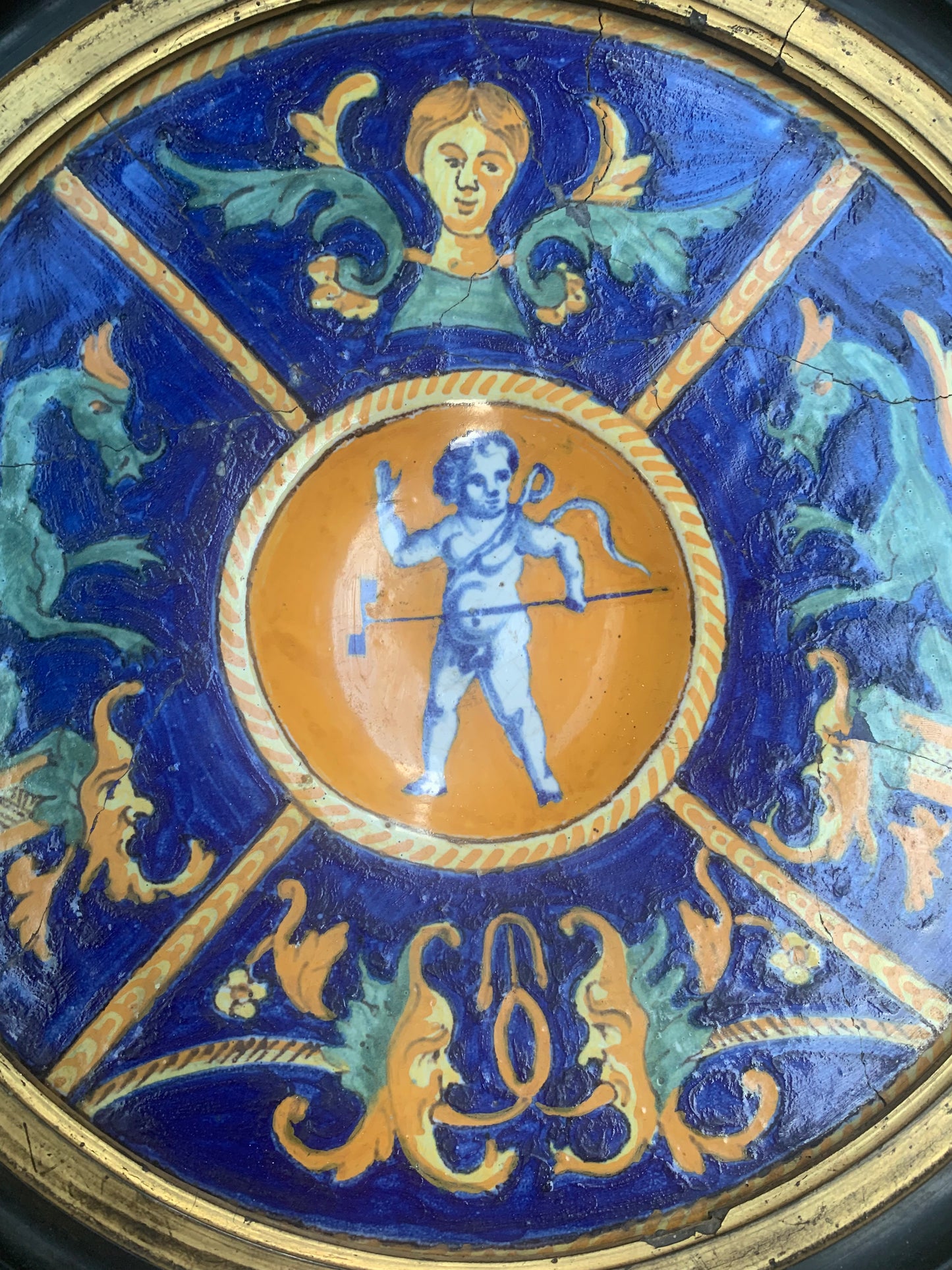 Antique Maiolica Plate From The Late 16th Century With Putto And Toy (pinwheel?) - Urbino