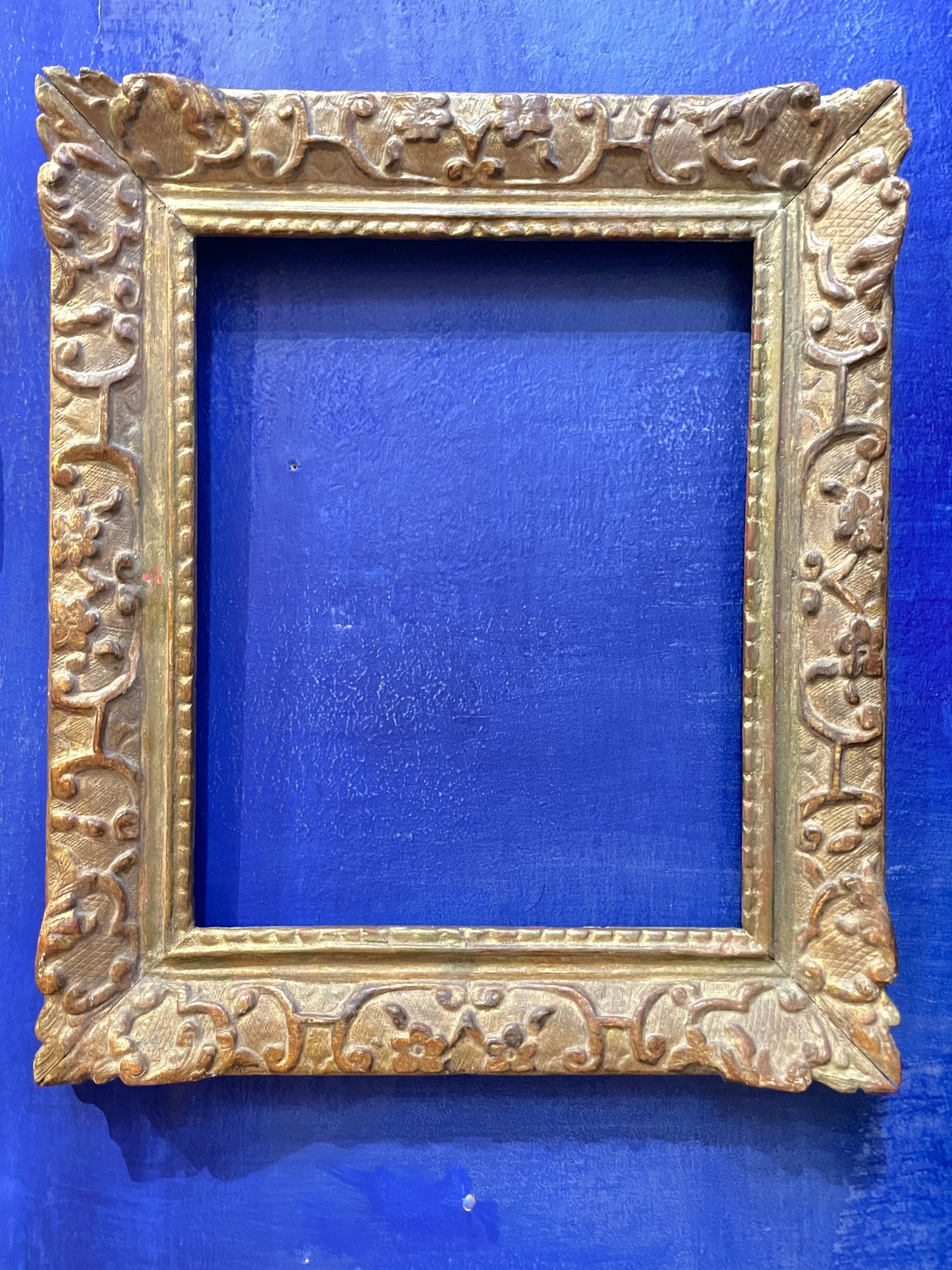 Cornice Luigi XV con fiori e volute, legno intagliato e dorato, Francia, XVIII secolo

 47,5 × 40 centimetri