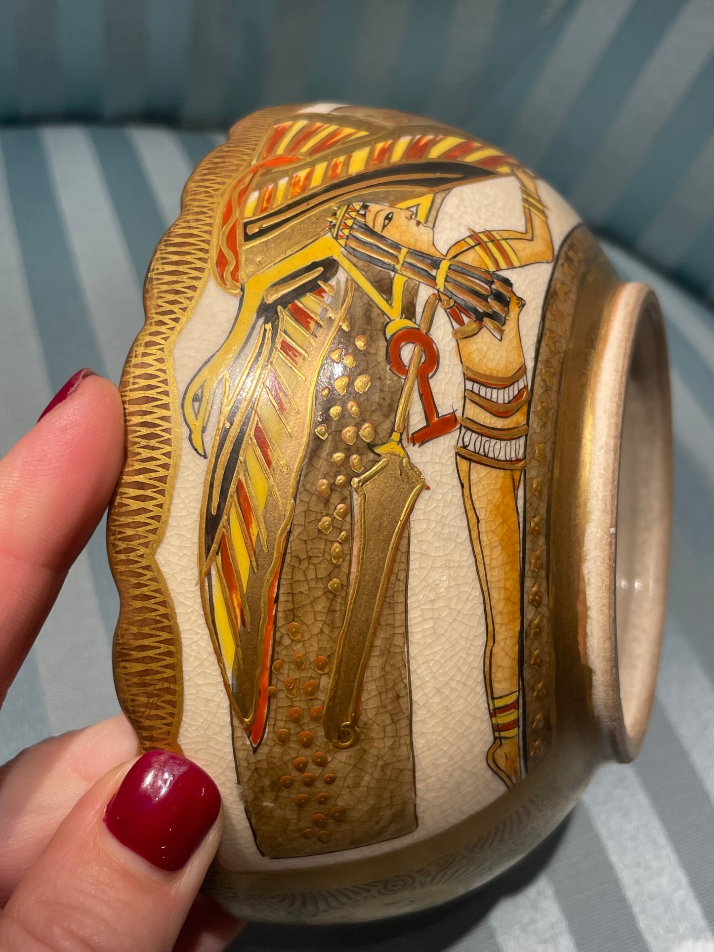 Ciotola giapponese in ceramica Satsuma con insolito decoro egizio, periodo Meiji–Taishō