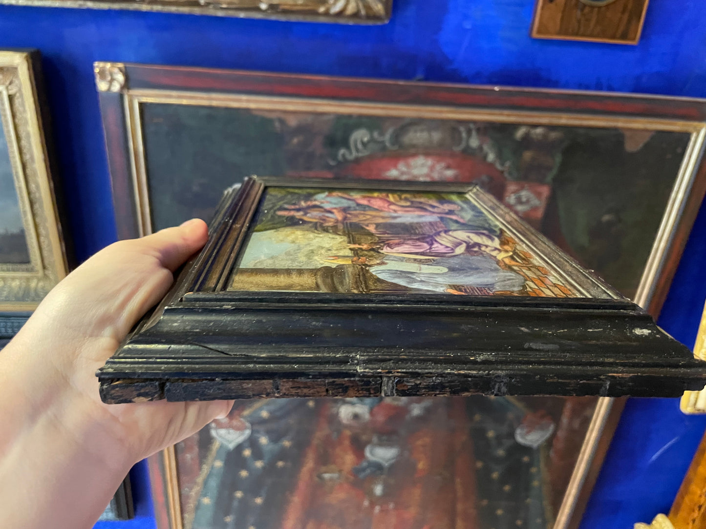 Mosè e Aronne davanti al Faraone, pittura sottovetro, cornice originale. 17 secolo