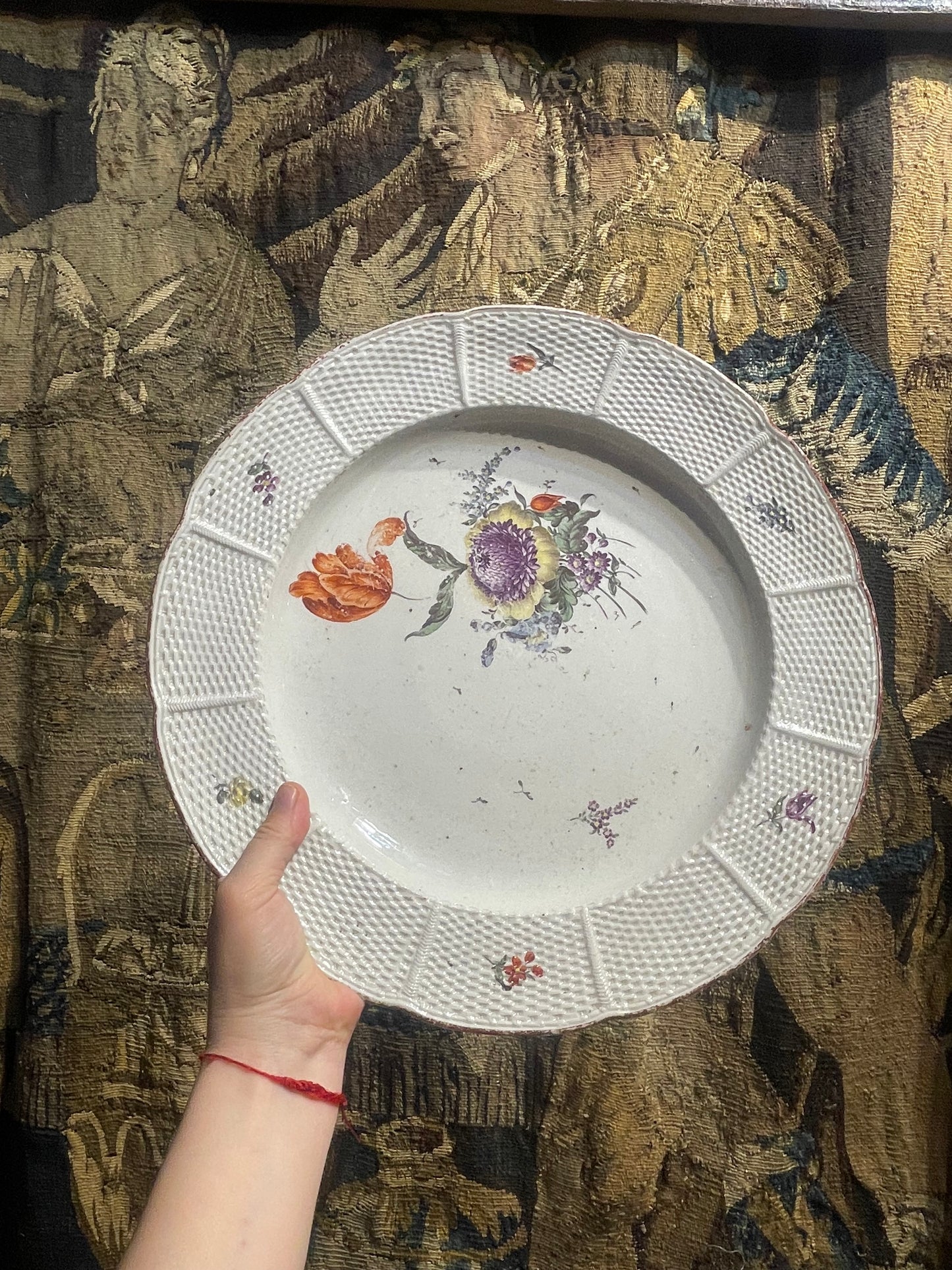 Piatto in porcellana di Frankenthal XVIII secolo , decoro floreale , cm 34,5
