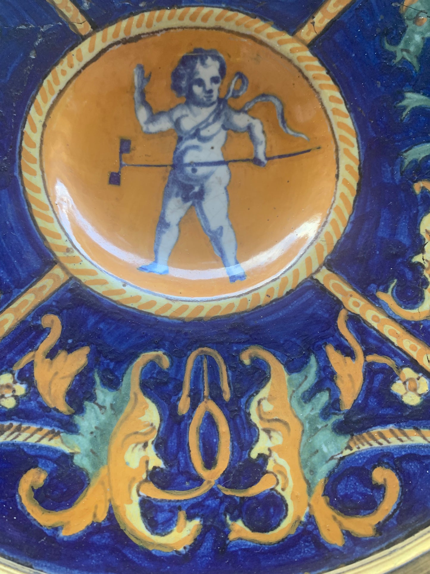 Antique Maiolica Plate From The Late 16th Century With Putto And Toy (pinwheel?) - Urbino