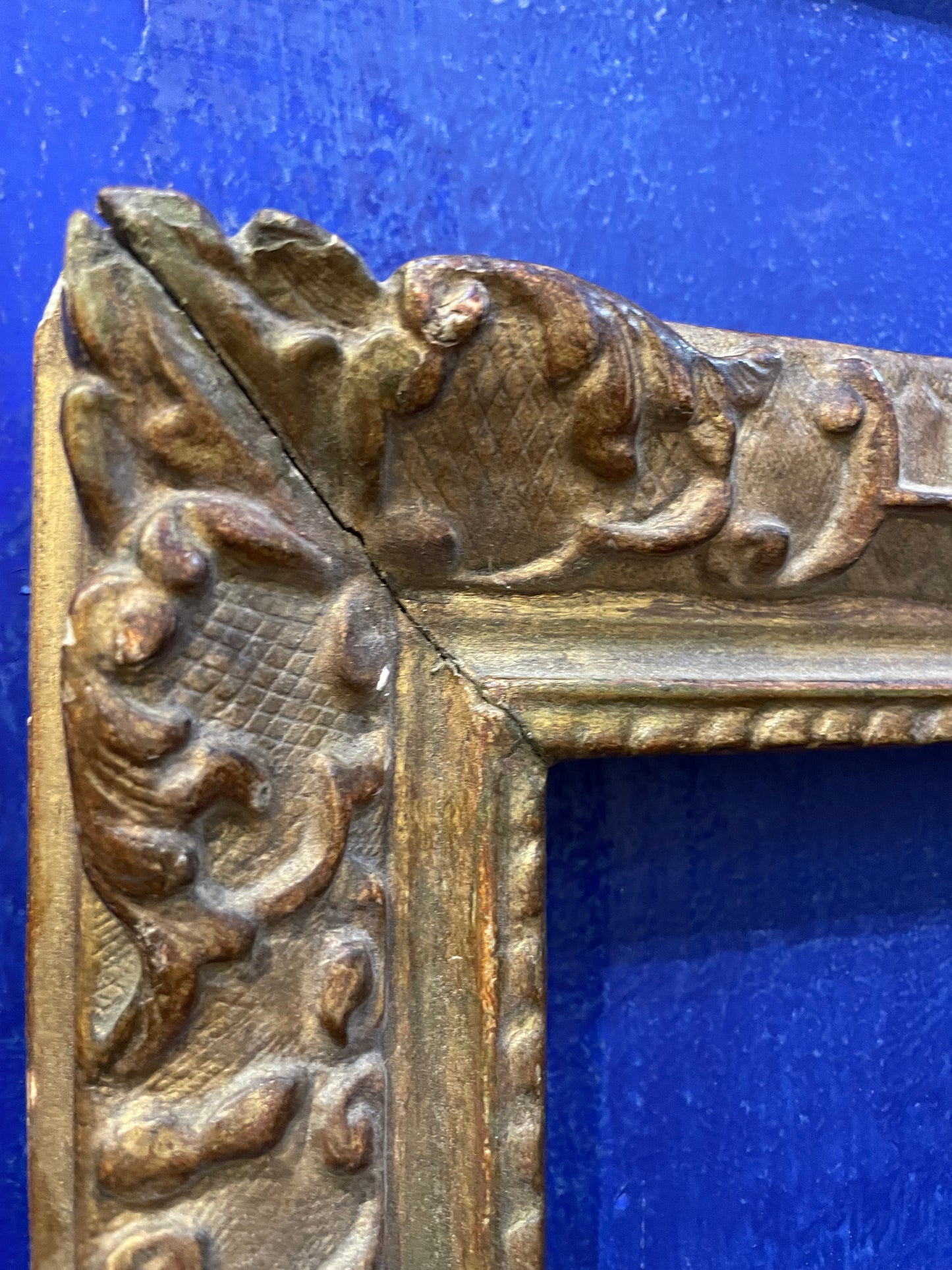 Cornice Luigi XV con fiori e volute, legno intagliato e dorato, Francia, XVIII secolo

 47,5 × 40 centimetri