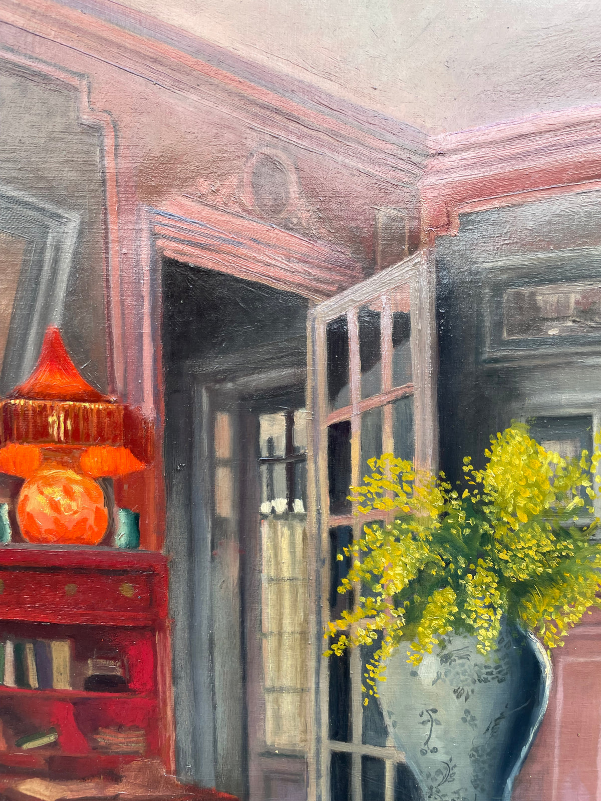 Interno di appartamento francese con grandi finestre, mobile rosso e mimose, ca. 1930
