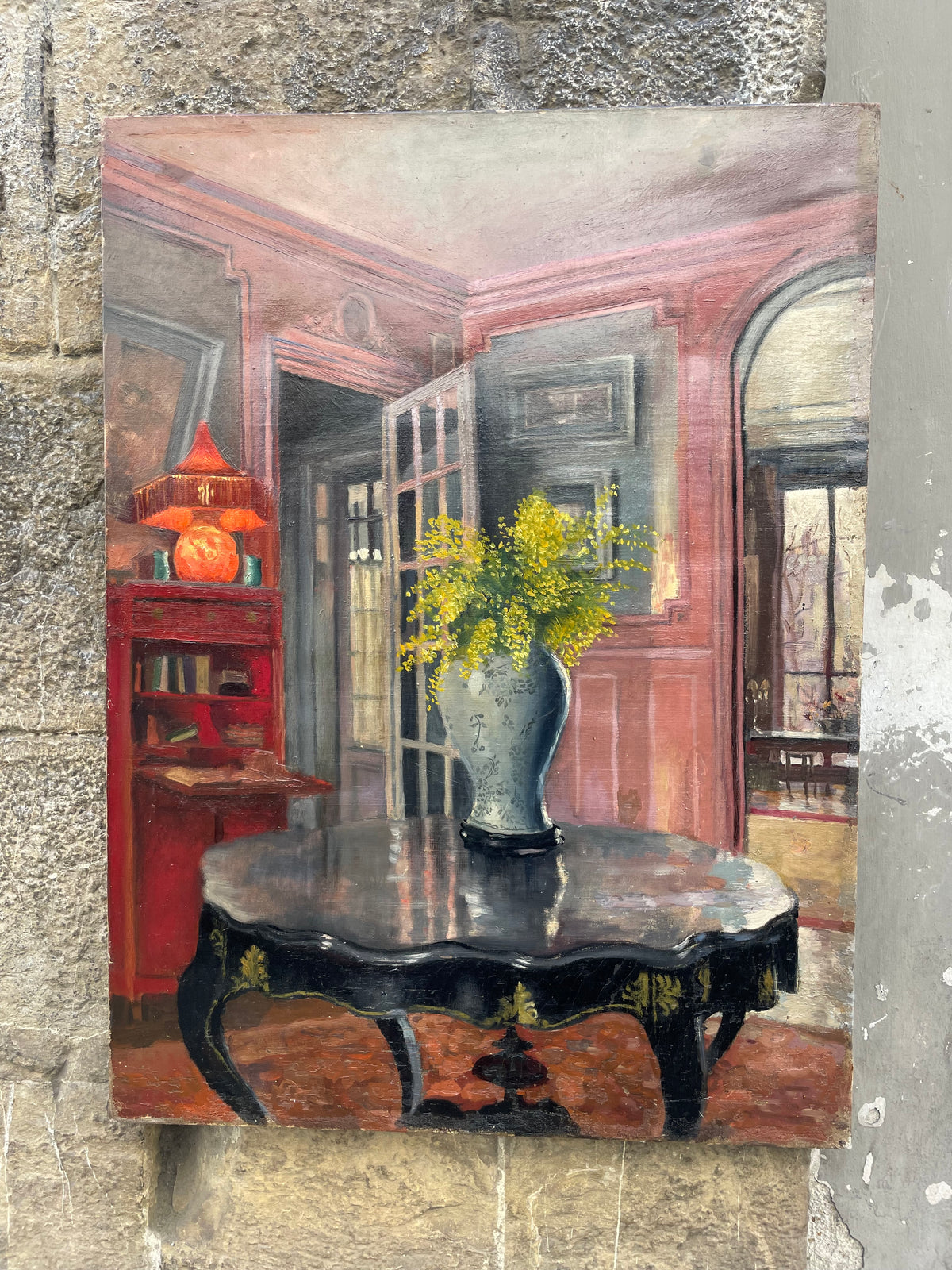 Interno di appartamento francese con grandi finestre, mobile rosso e mimose, ca. 1930
