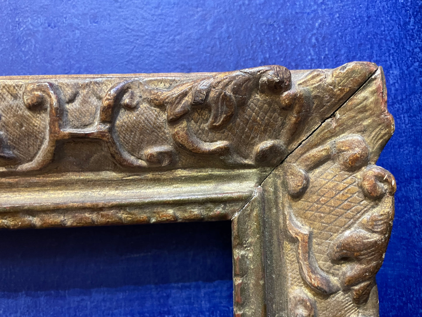 Cornice Luigi XV con fiori e volute, legno intagliato e dorato, Francia, XVIII secolo

 47,5 × 40 centimetri