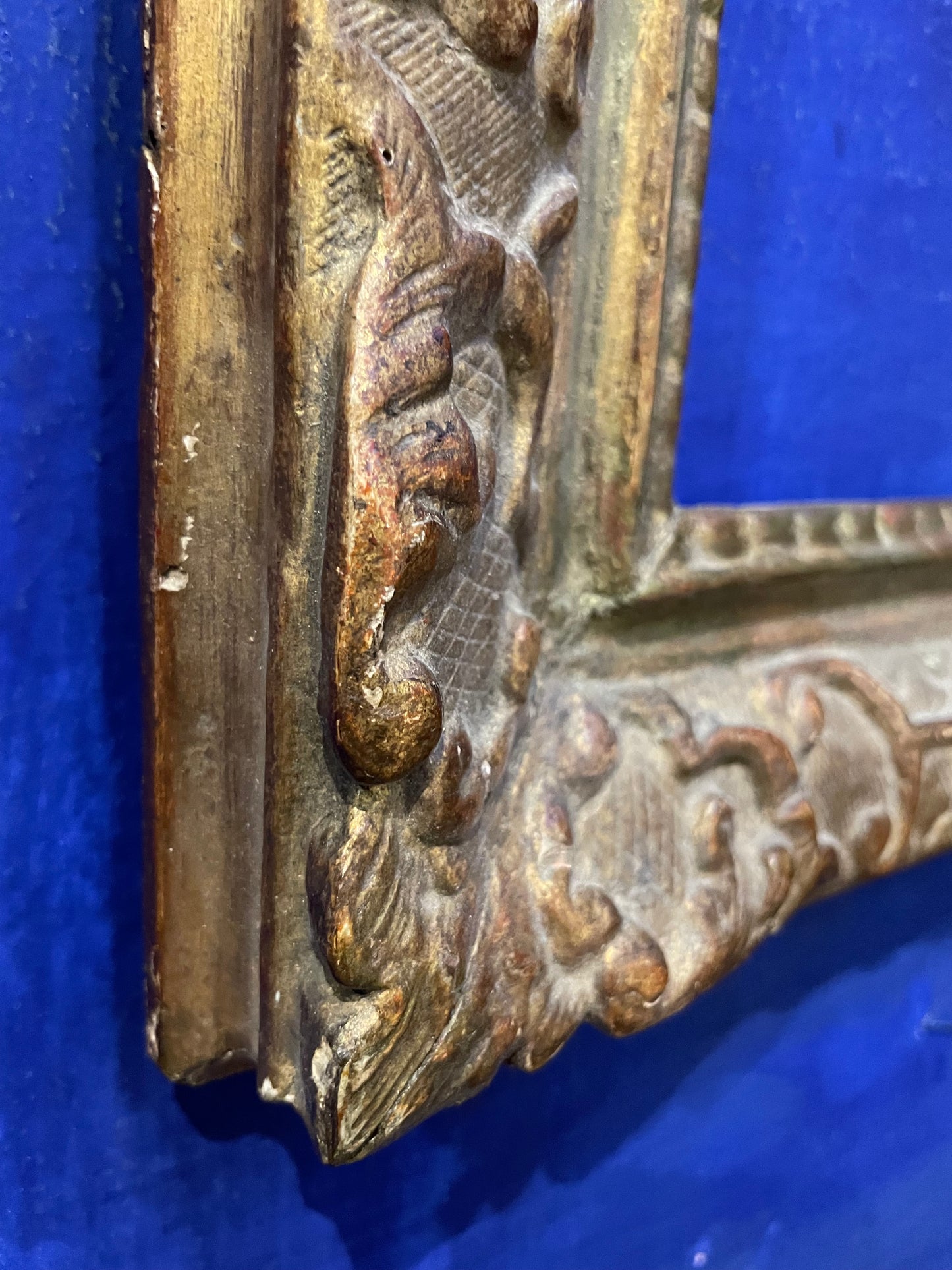 Cornice Luigi XV con fiori e volute, legno intagliato e dorato, Francia, XVIII secolo

 47,5 × 40 centimetri