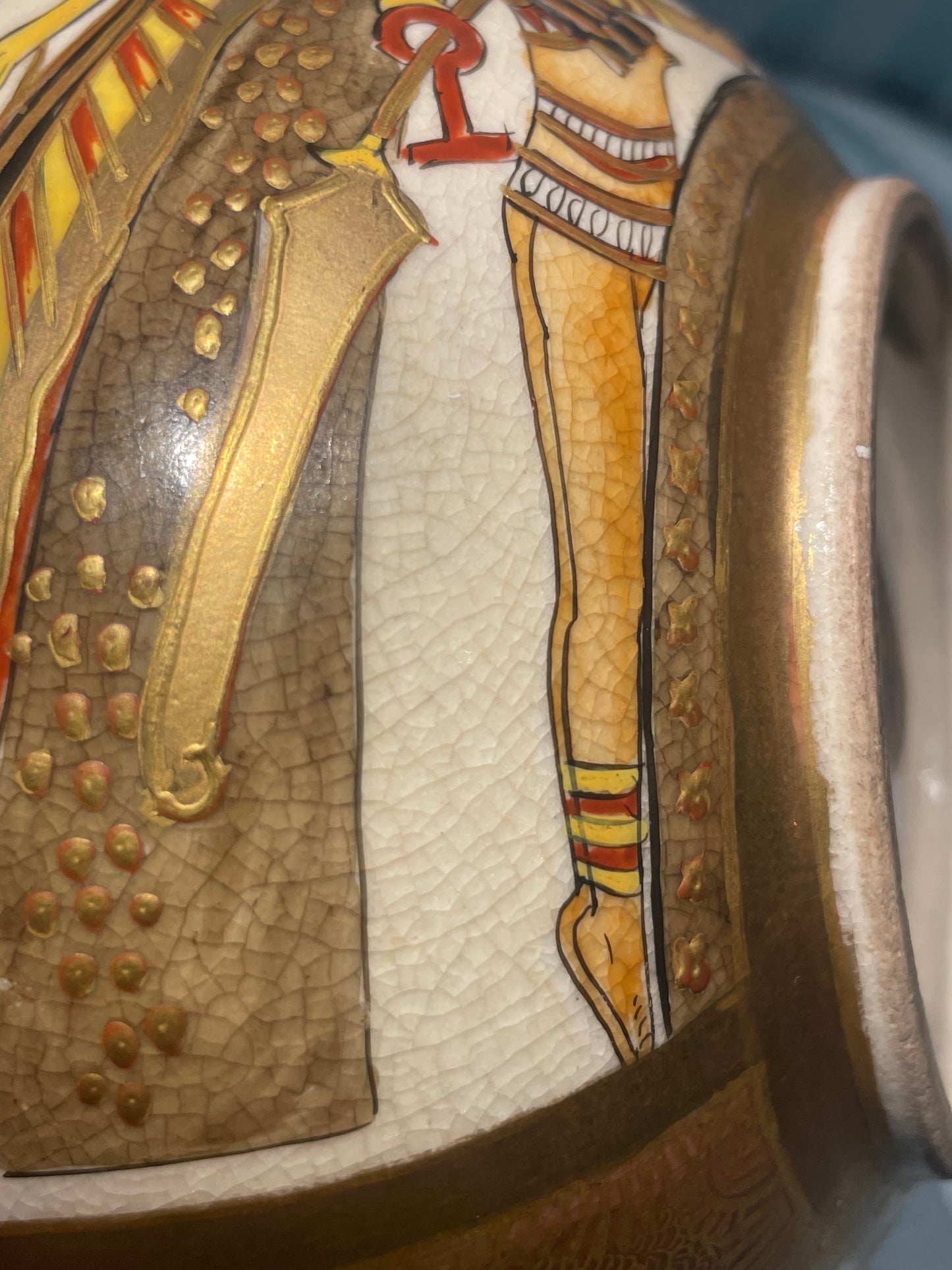 Ciotola giapponese in ceramica Satsuma con insolito decoro egizio, periodo Meiji–Taishō