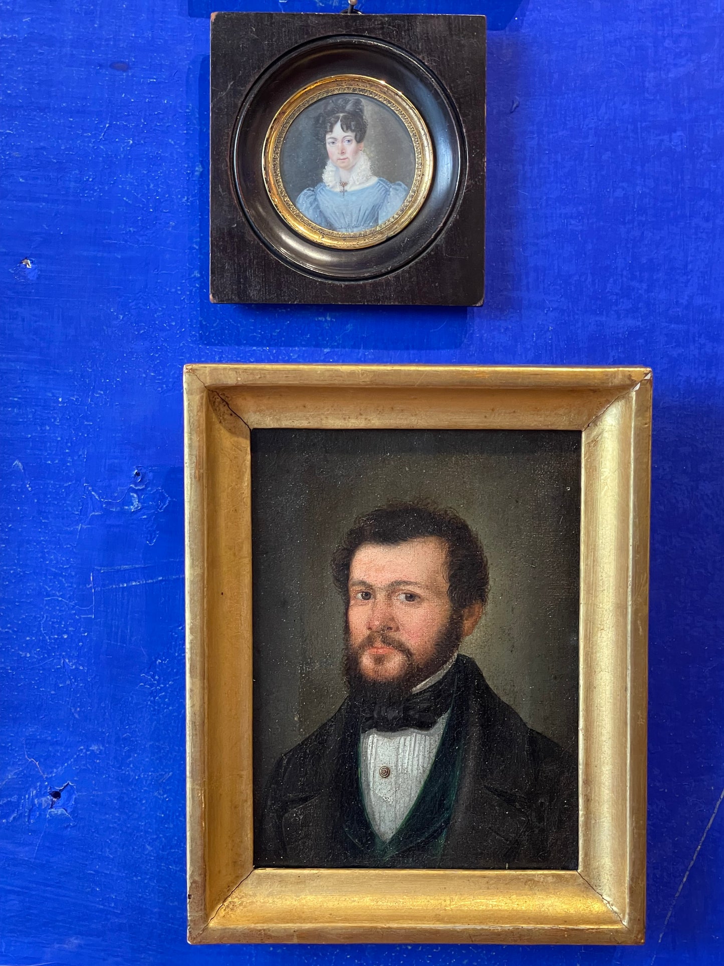 SOLD Piccolo ritratto di gentiluomo con gilet verde e cravatta a fiocco, circa 1825-1835. Cm 22 x 17