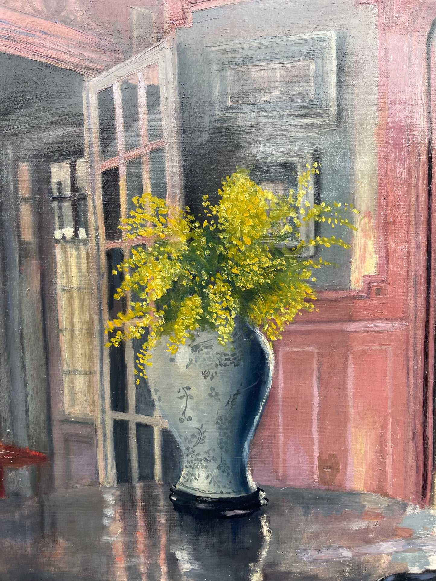 Interno di appartamento francese con grandi finestre, mobile rosso e mimose, ca. 1930