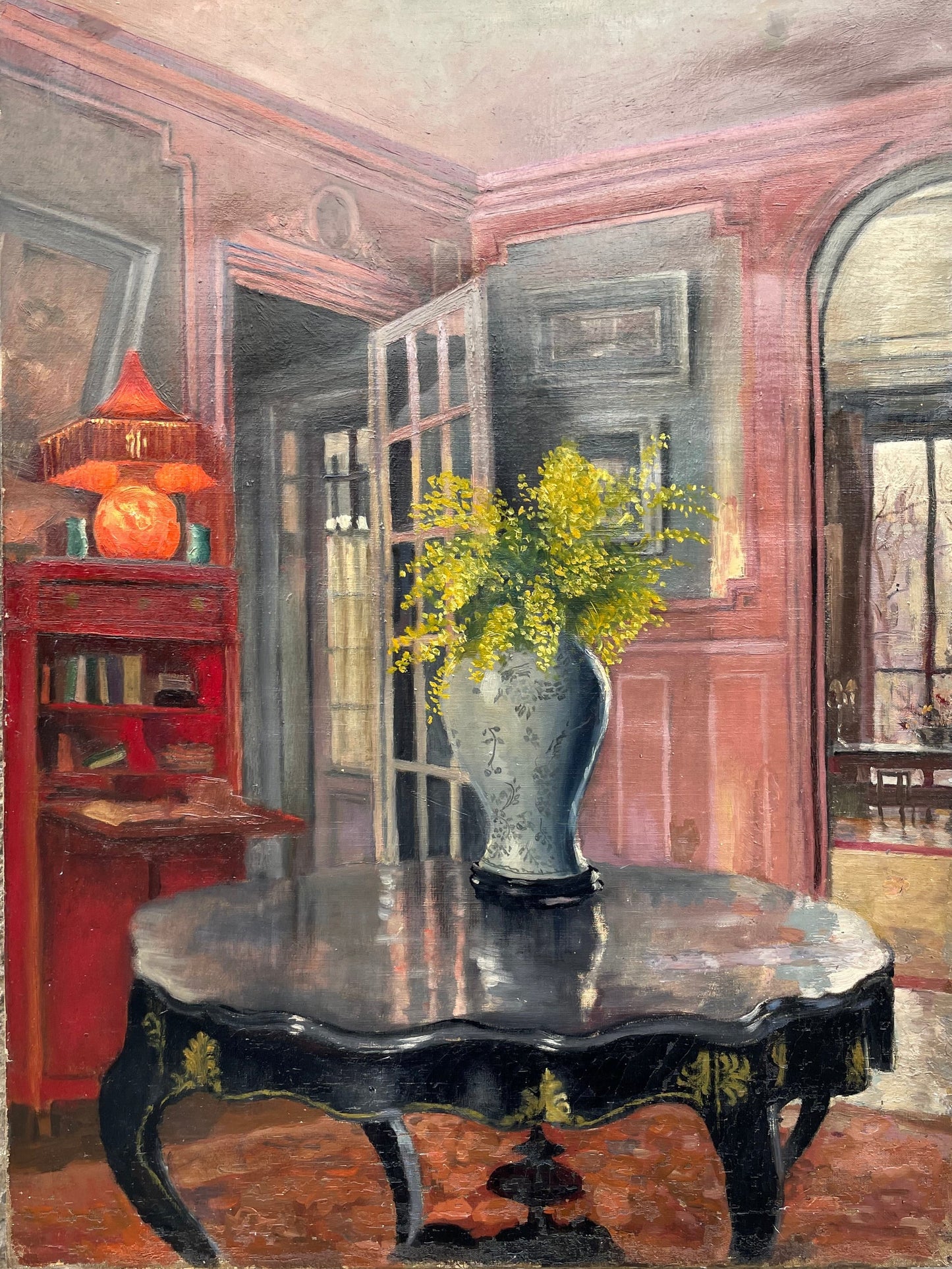 Interno di appartamento francese con grandi finestre, mobile rosso e mimose, ca. 1930
