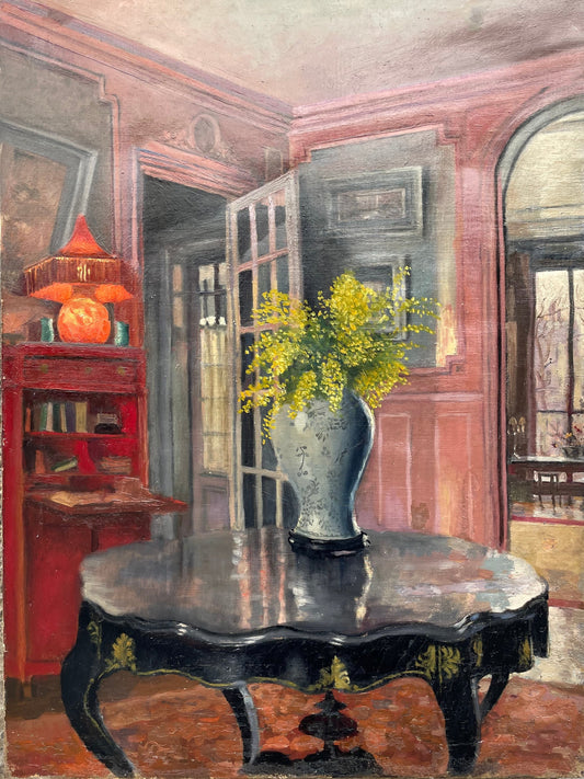 Interno di appartamento francese con grandi finestre, mobile rosso e mimose, ca. 1930