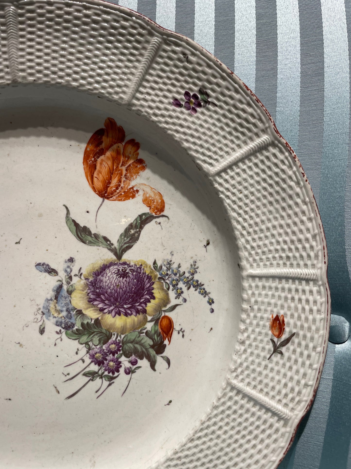 Piatto in porcellana di Frankenthal XVIII secolo , decoro floreale , cm 34,5