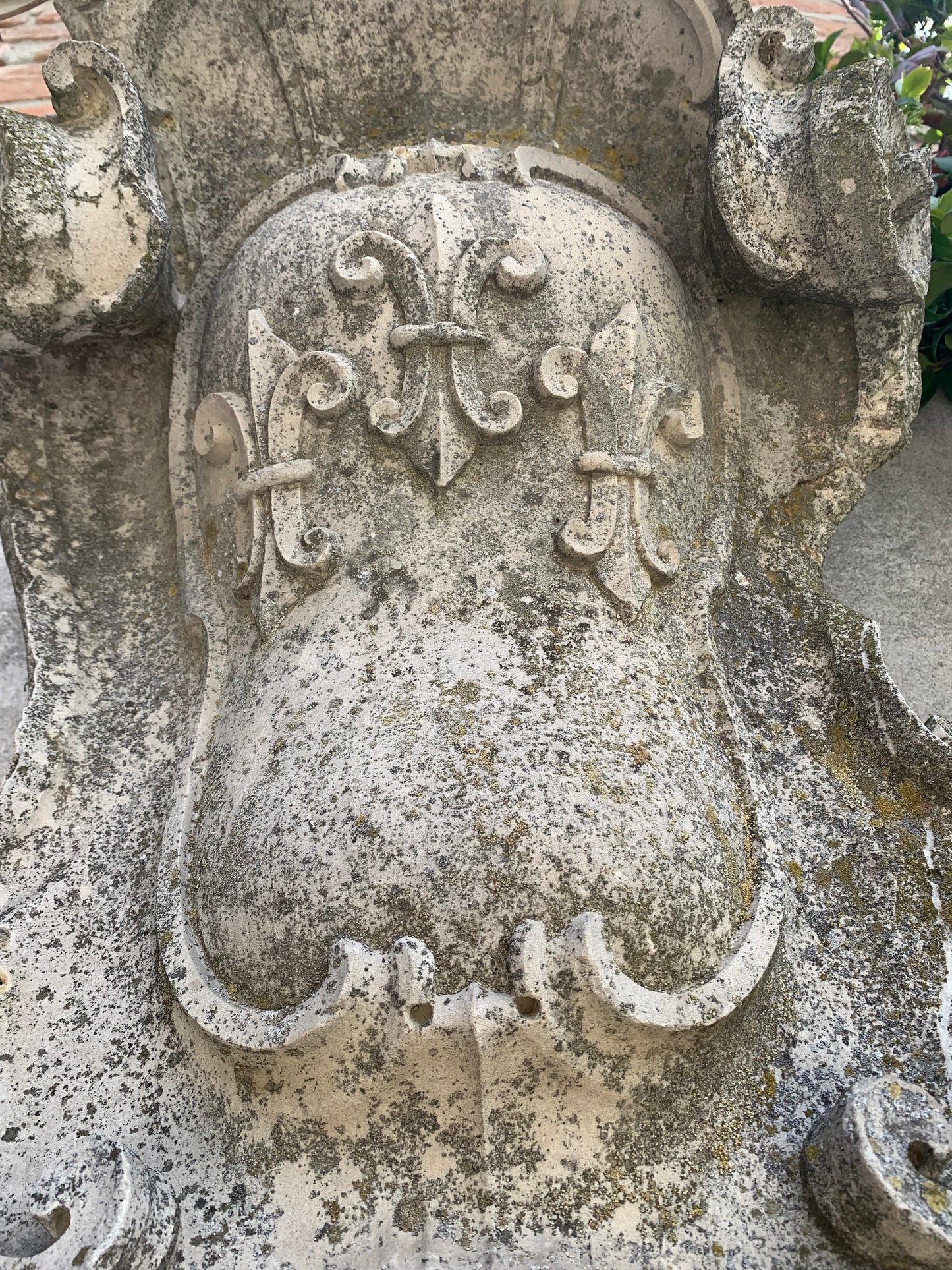 Noble coat of arms with three Lilies, mascheron and crown. Seventeenth century.