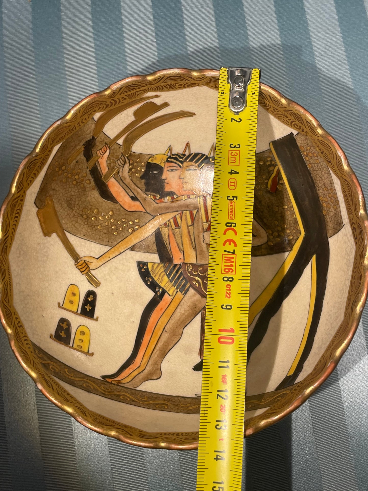 Ciotola giapponese in ceramica Satsuma con insolito decoro egizio, periodo Meiji–Taishō