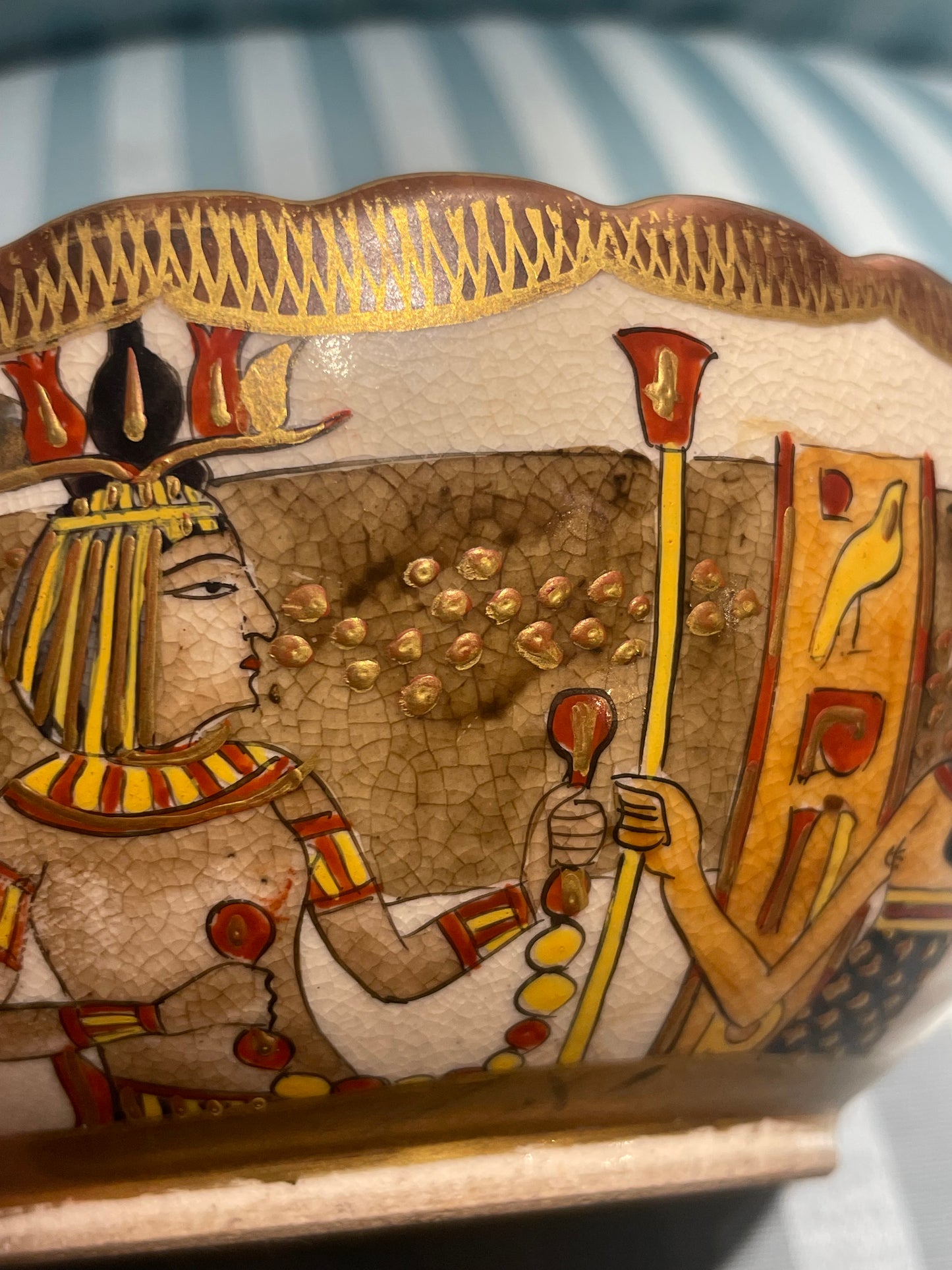 Ciotola giapponese in ceramica Satsuma con insolito decoro egizio, periodo Meiji–Taishō