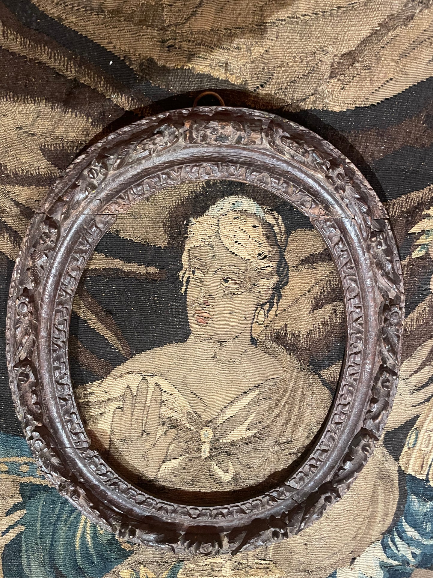 Cornice in rovere intagliato con motivi floreali, periodo Luigi XV, metà del XVIII secolo