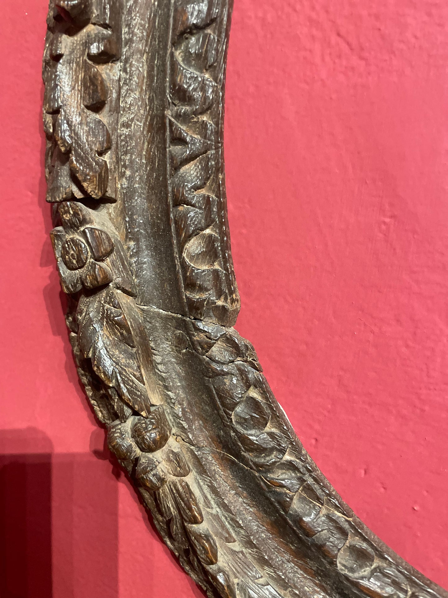 Cornice in rovere intagliato con motivi floreali, periodo Luigi XV, metà del XVIII secolo