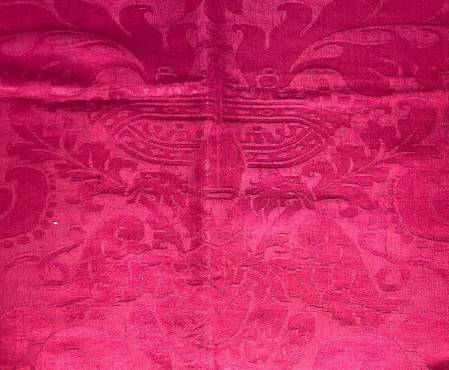 Broccato in seta con aquila bicipite, cuore trafitto, copricapo vescovile e corona, XVII secolo