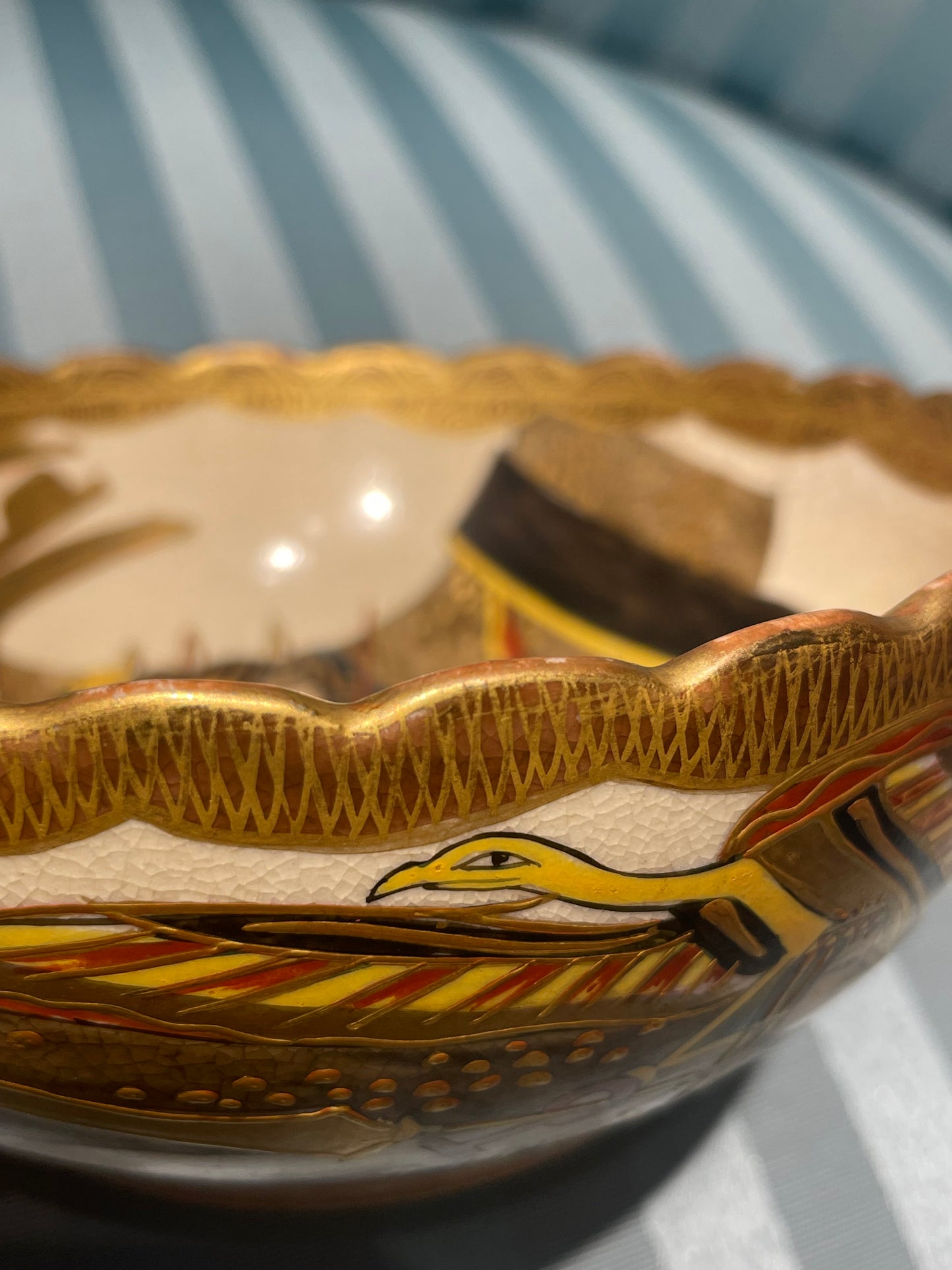 Ciotola giapponese in ceramica Satsuma con insolito decoro egizio, periodo Meiji–Taishō