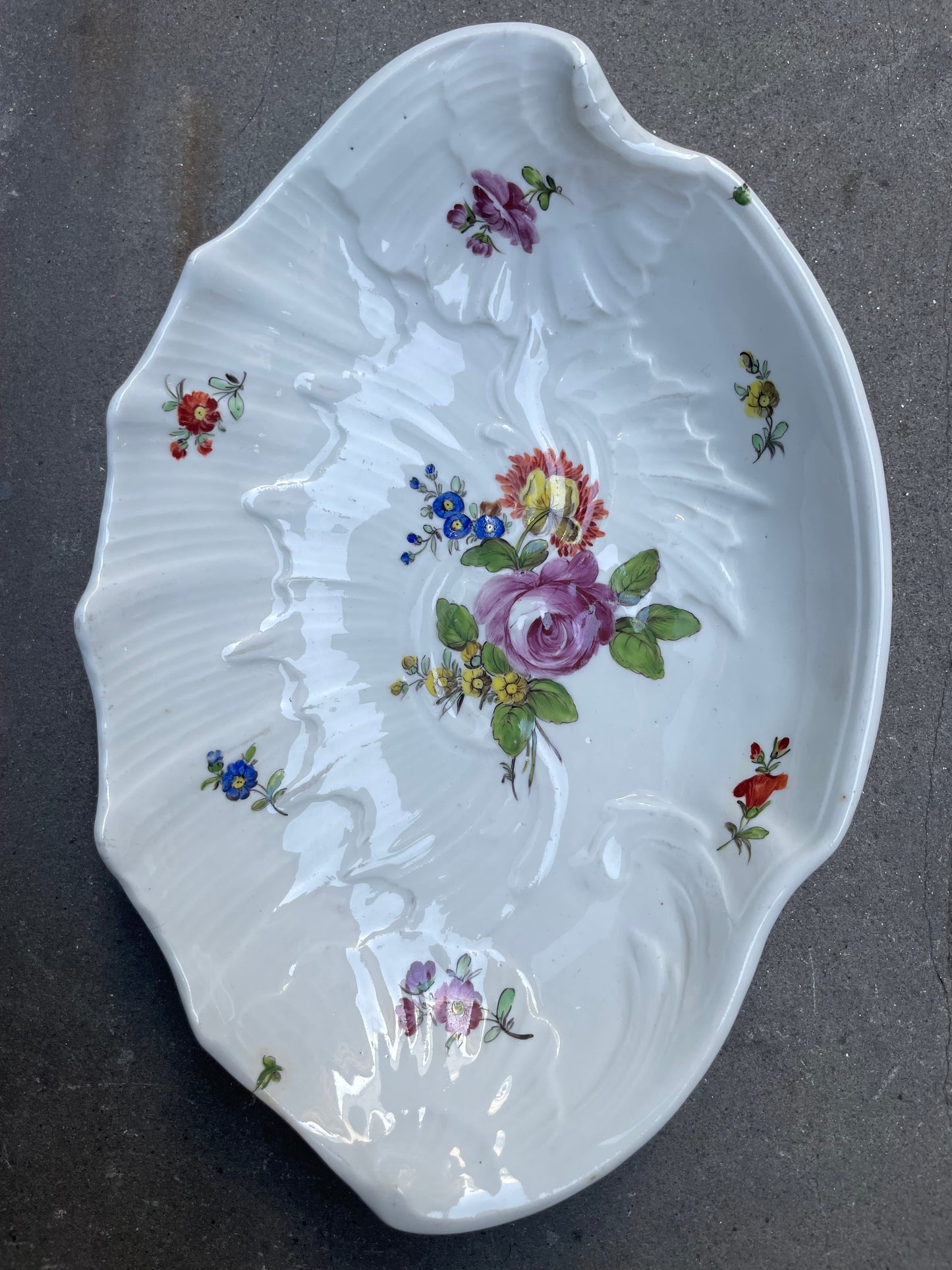 Manifattura Imperiale di Porcellane di Vienna. Vassoio a forma di conchiglia. Ca. 1750-70