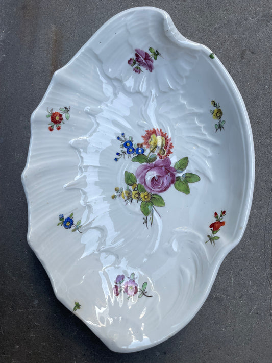 Manifattura Imperiale di Porcellane di Vienna. Vassoio a forma di conchiglia. Ca. 1750-70