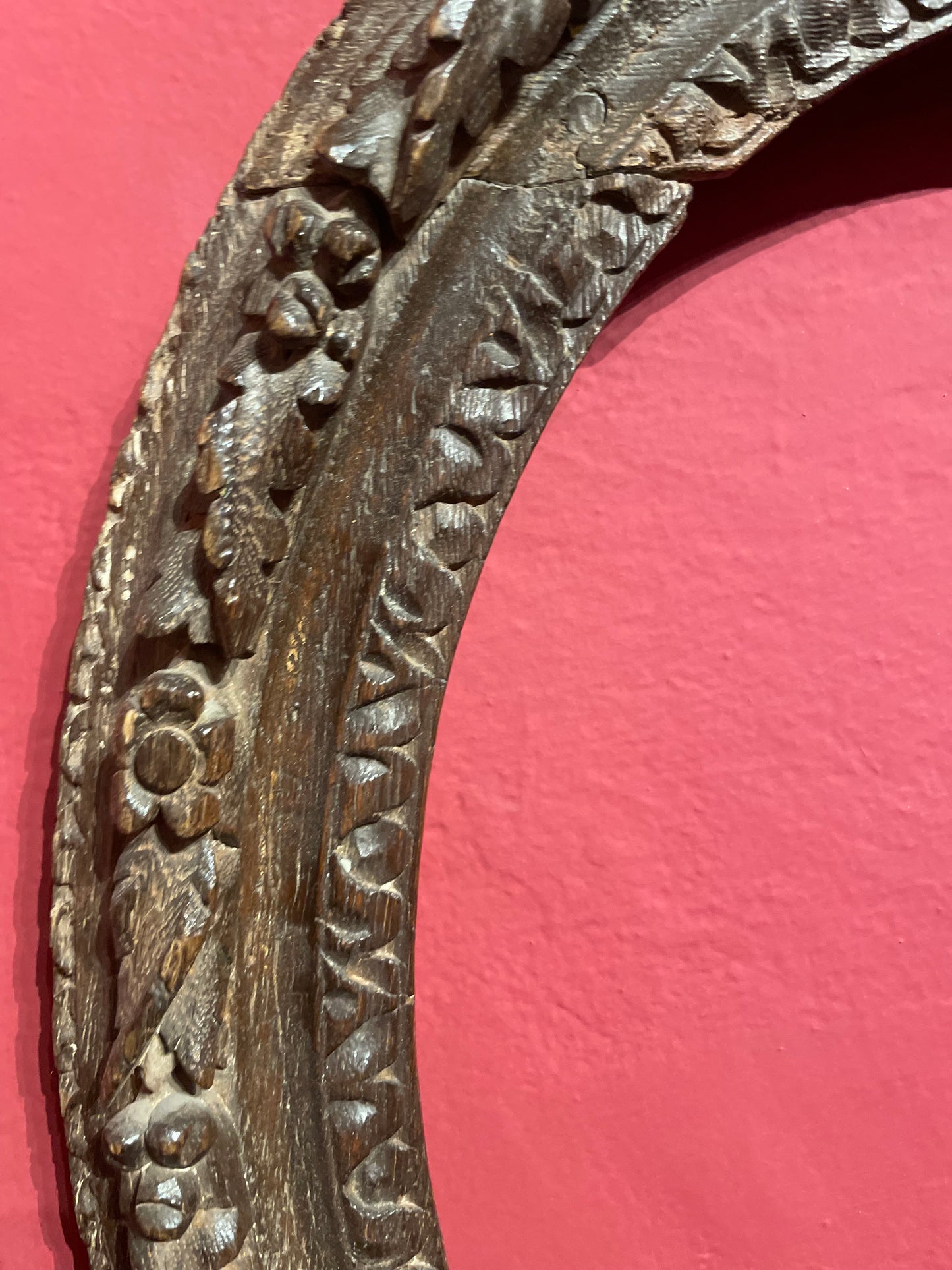 Cornice in rovere intagliato con motivi floreali, periodo Luigi XV, metà del XVIII secolo