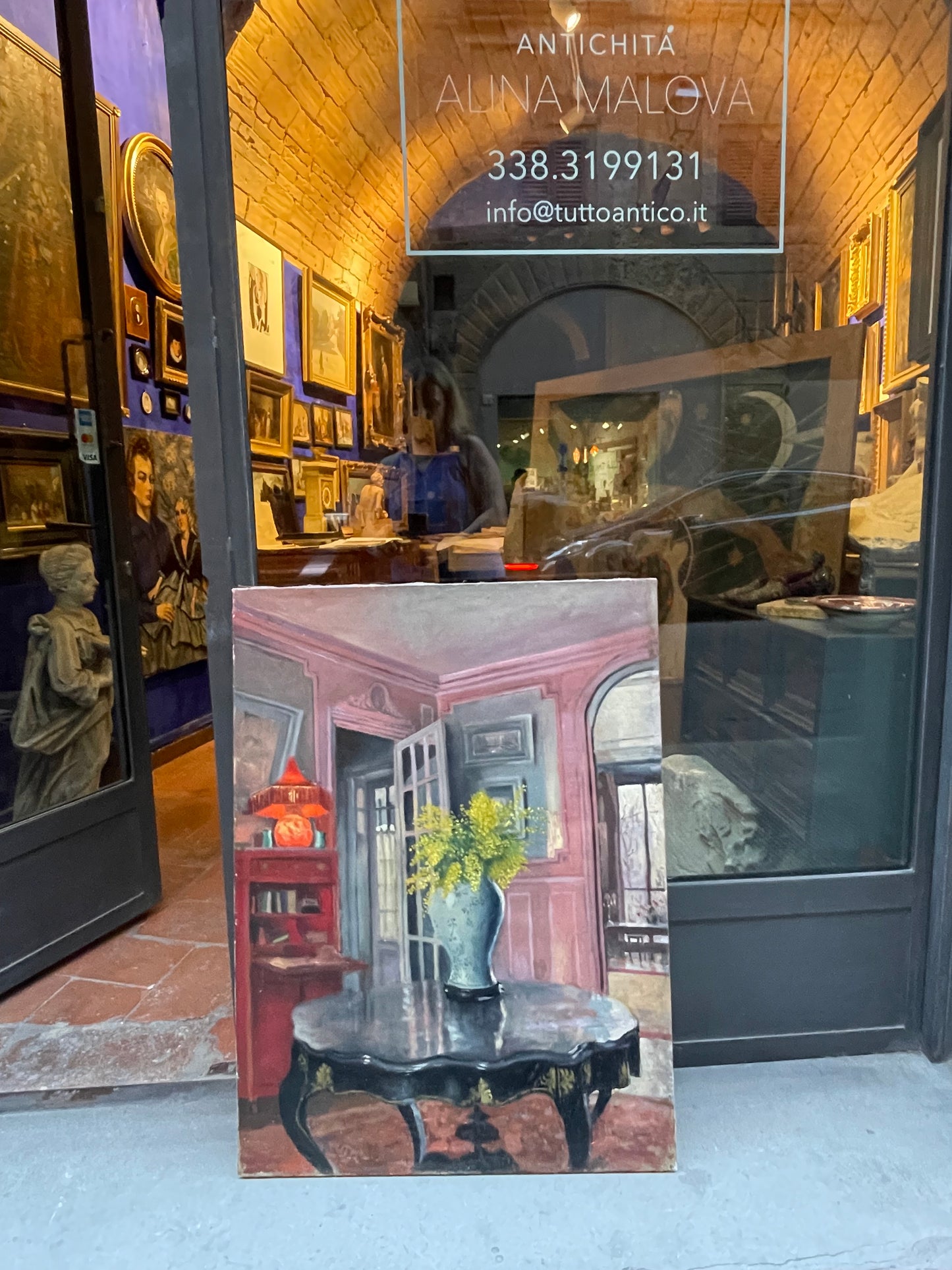 Interno di appartamento francese con grandi finestre, mobile rosso e mimose, ca. 1930