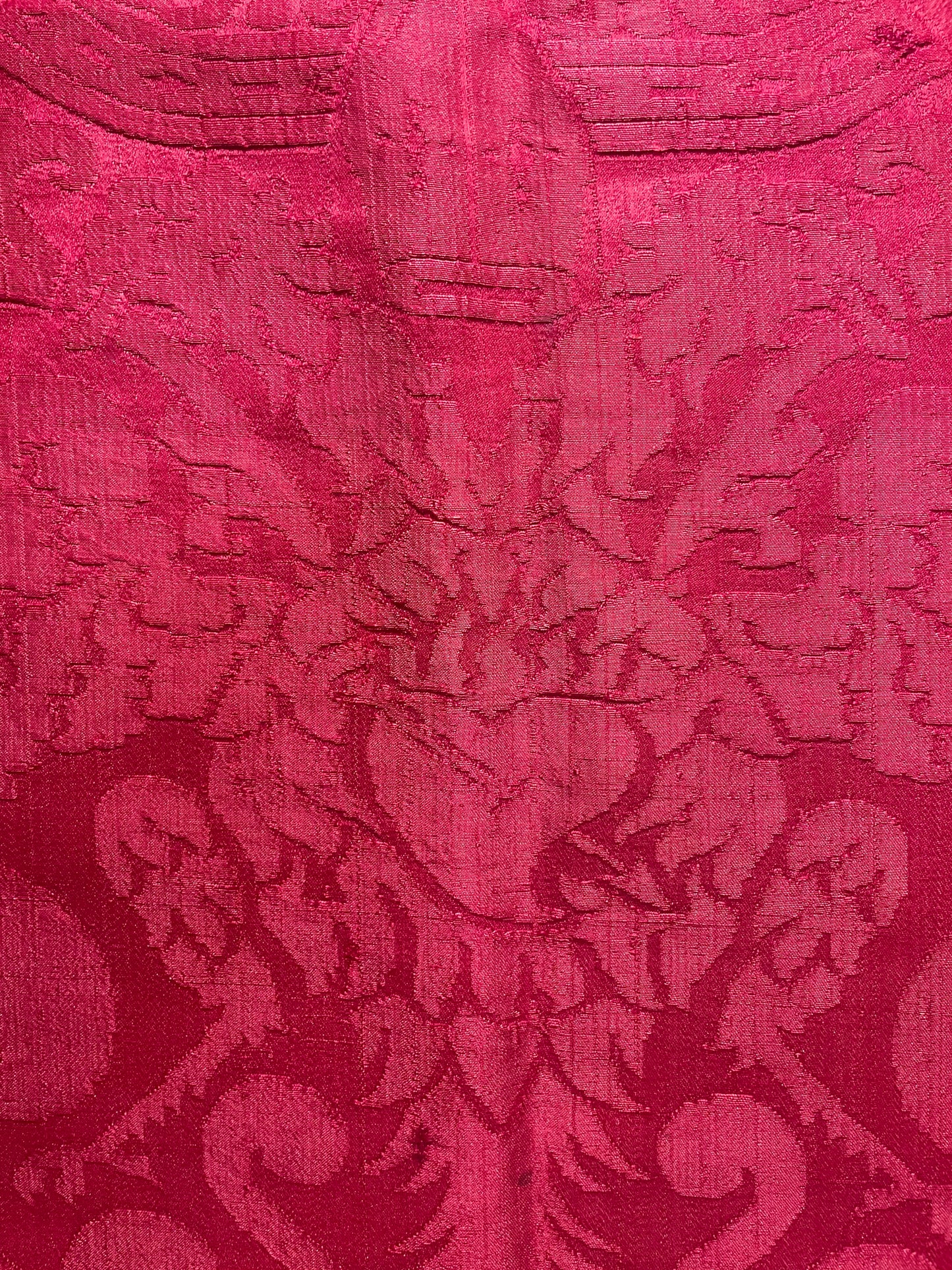 Broccato in seta con aquila bicipite, cuore trafitto, copricapo vescovile e corona, XVII secolo