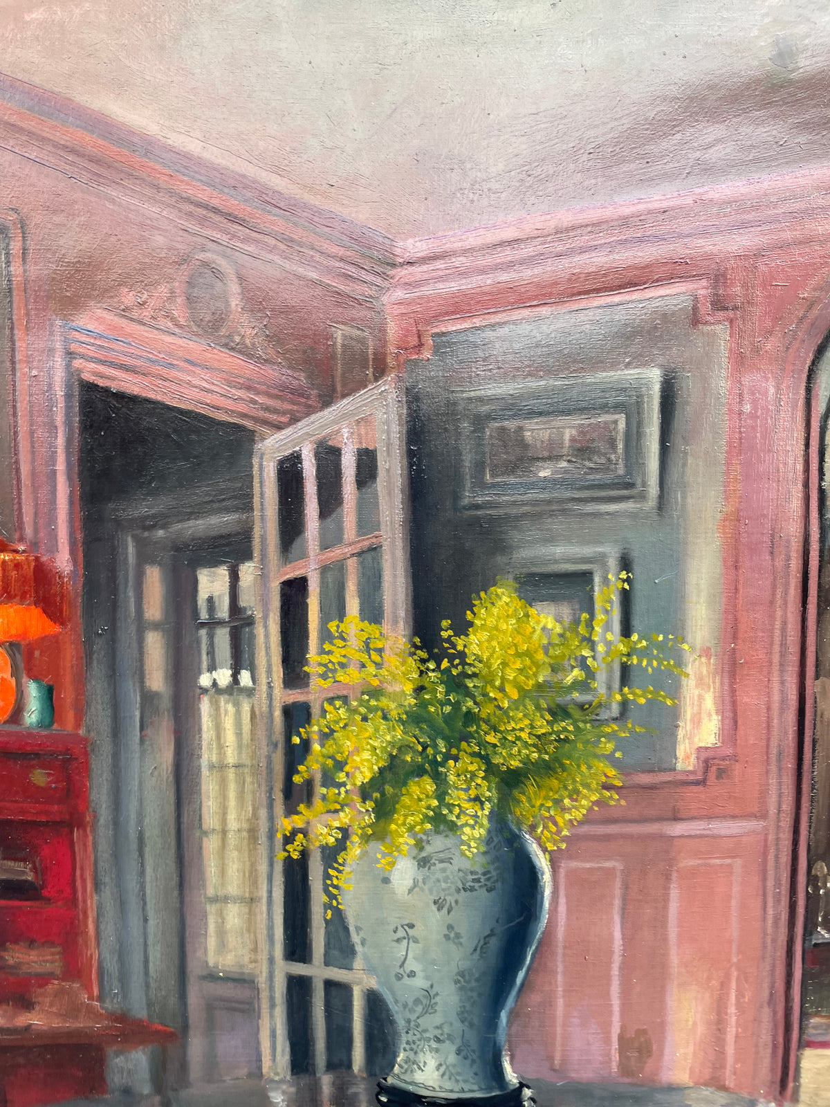 Interno di appartamento francese con grandi finestre, mobile rosso e mimose, ca. 1930
