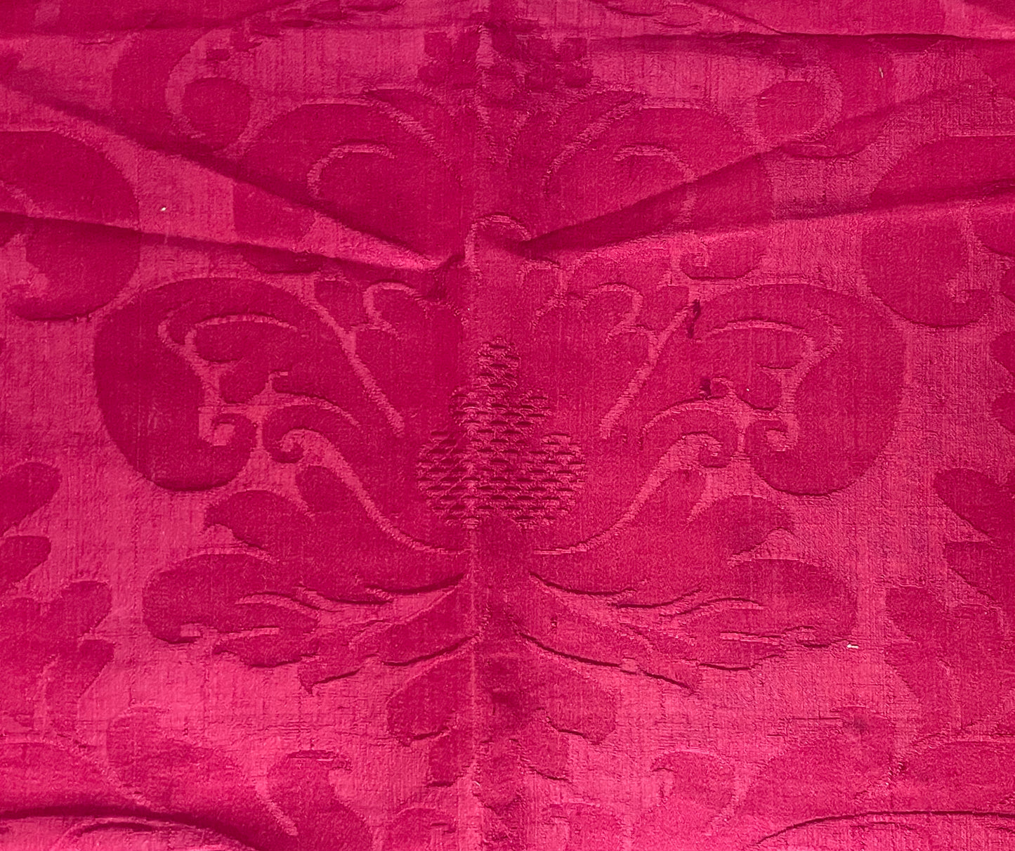 Broccato in seta con aquila bicipite, cuore trafitto, copricapo vescovile e corona, XVII secolo