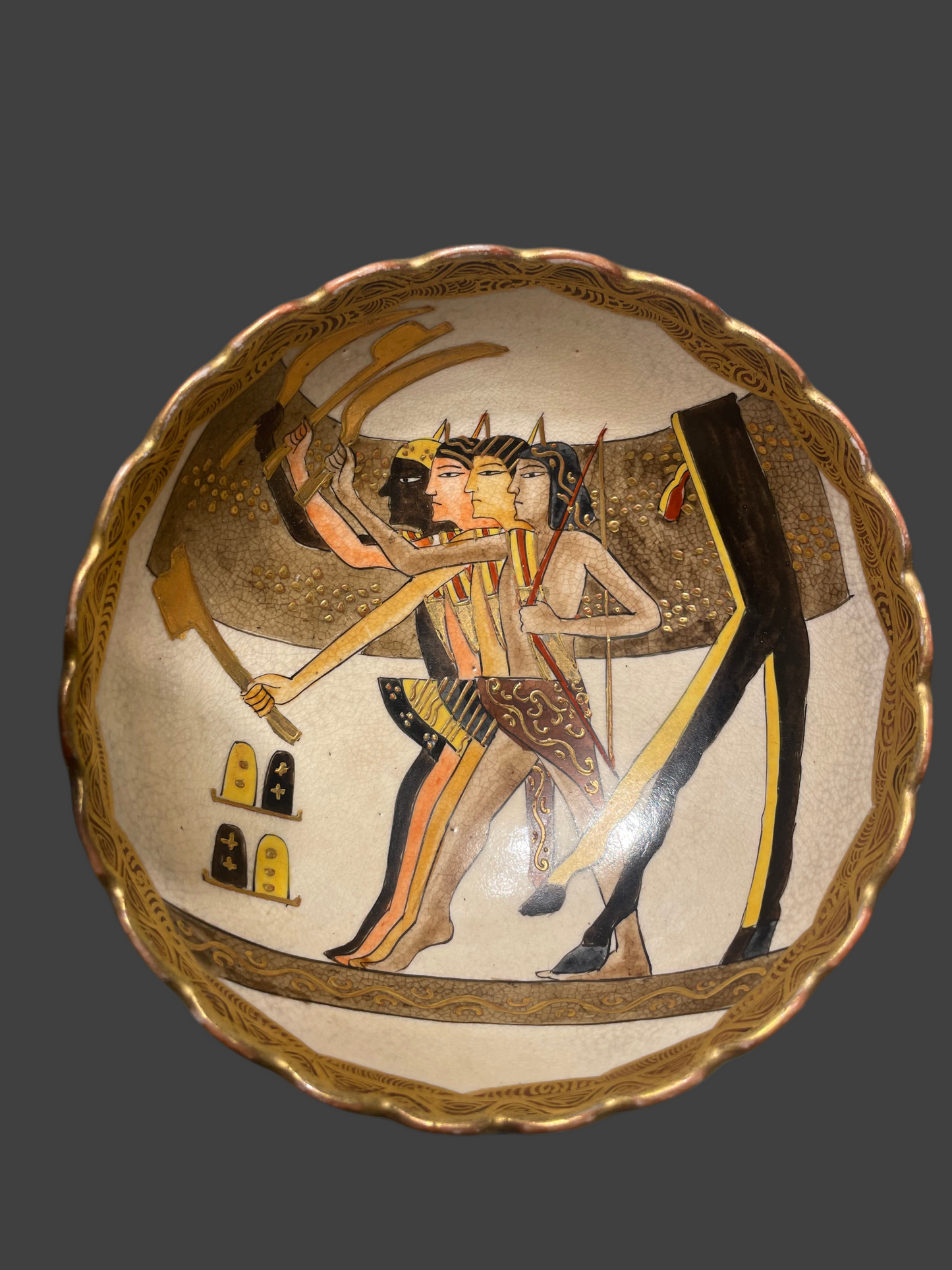 Ciotola giapponese in ceramica Satsuma con insolito decoro egizio, periodo Meiji–Taishō