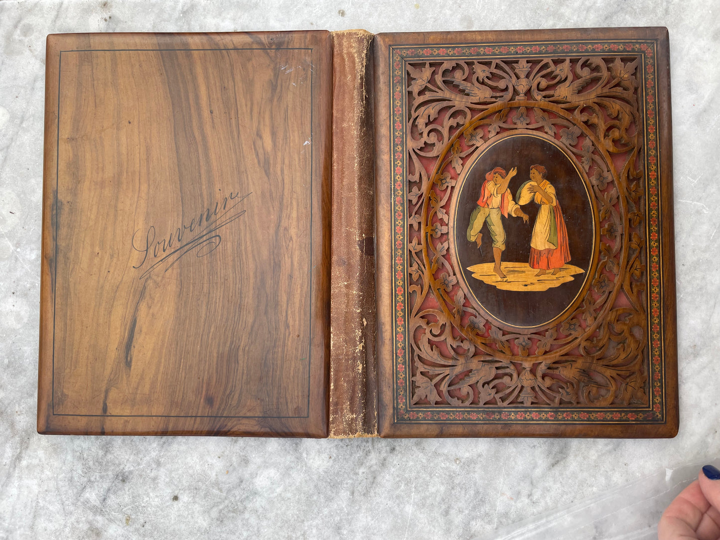 Cartella portalettere intarsiata “Tamburiata”, Sorrento, seconda metà XIX secolo, cm 26 x 20 (chiusa), cm 26 x 41 (aperta)