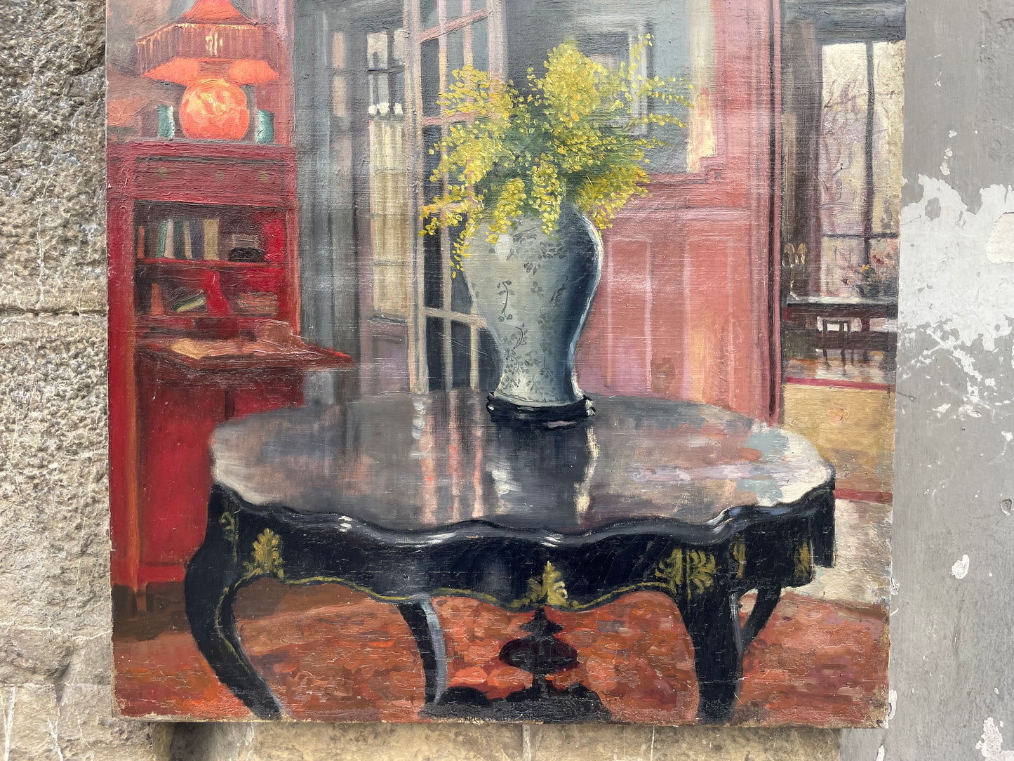 Interno di appartamento francese con grandi finestre, mobile rosso e mimose, ca. 1930