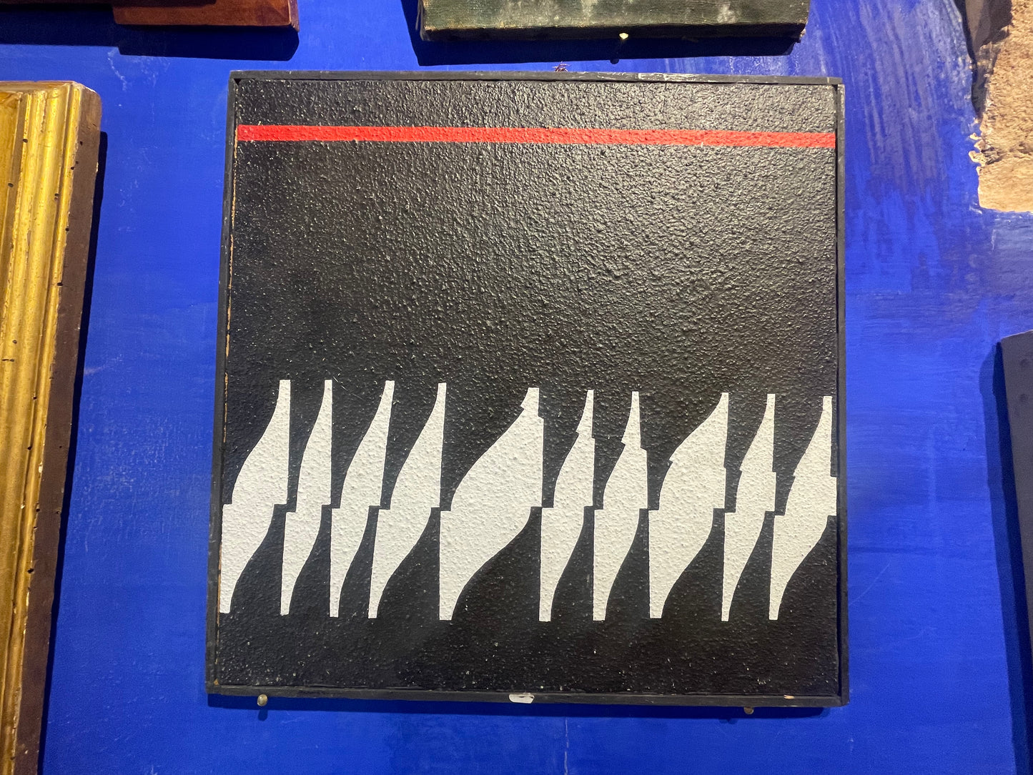 Enrico Sirello, 1974 – Composizione ottica con forme modulari bianche e asse orizzontale rosso