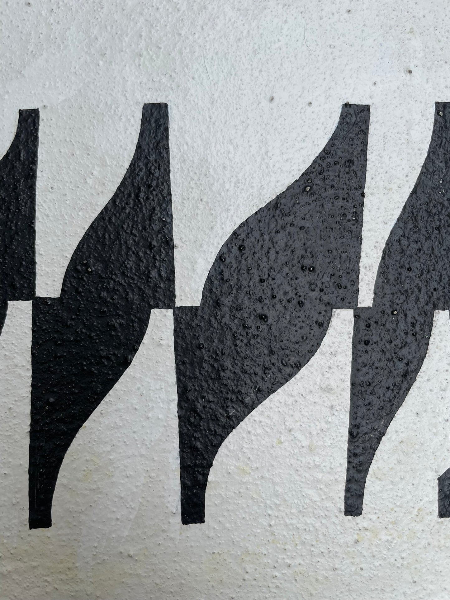 Enrico Sirello, 1975 – Struttura ottica con moduli neri ripetuti su fondo bianco, studio per un murale