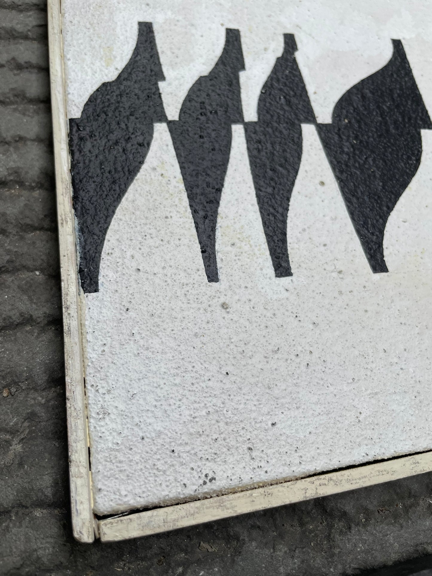 Enrico Sirello, 1975 – Struttura ottica con moduli neri ripetuti su fondo bianco, studio per un murale