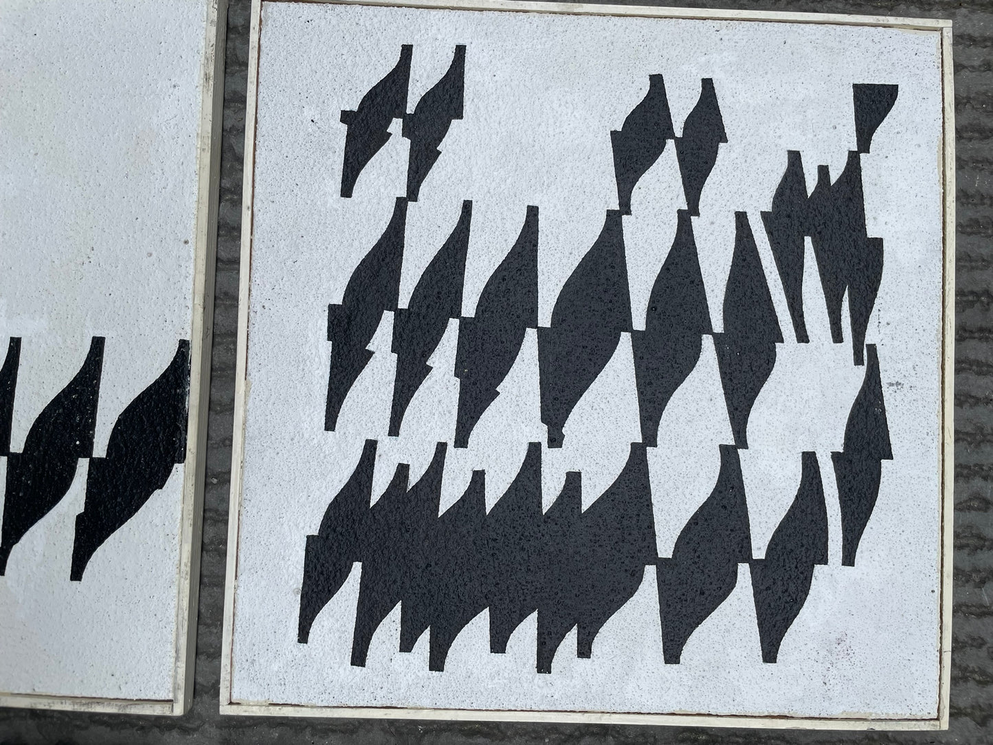 Enrico Sirello, 1975 – Struttura ottica con moduli neri ripetuti su fondo bianco, studio per un murale