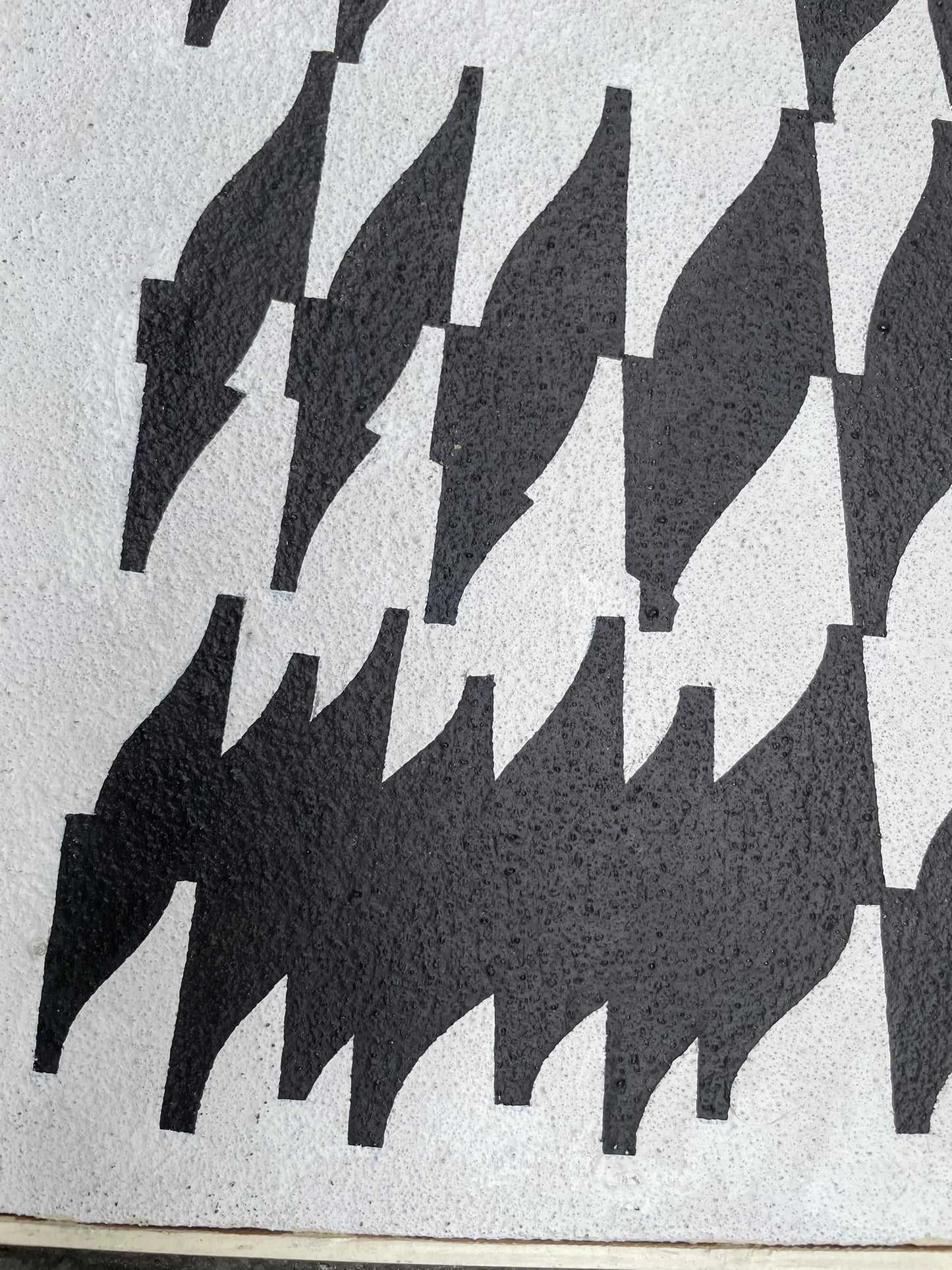 Enrico Sirello, 1975 – Struttura ottica con moduli neri ripetuti su fondo bianco, studio per un murale