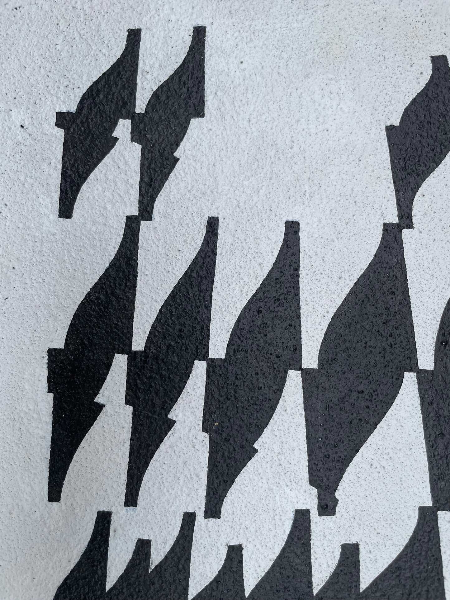 Enrico Sirello, 1975 – Struttura ottica con moduli neri ripetuti su fondo bianco, studio per un murale