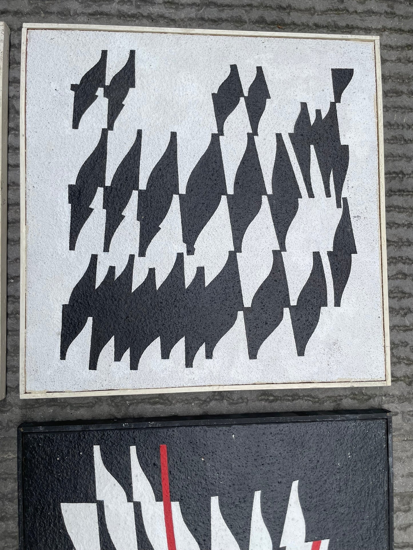 Enrico Sirello, 1975 – Struttura ottica con moduli neri ripetuti su fondo bianco, studio per un murale