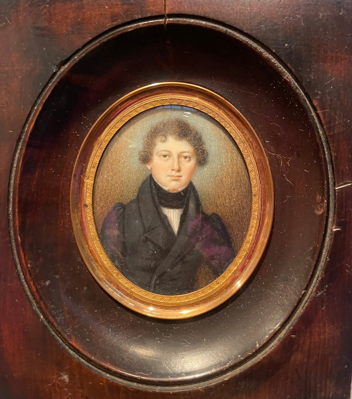 Ritratto miniatura di giovane uomo, circa 1830, con redingote e cravatta nera alta