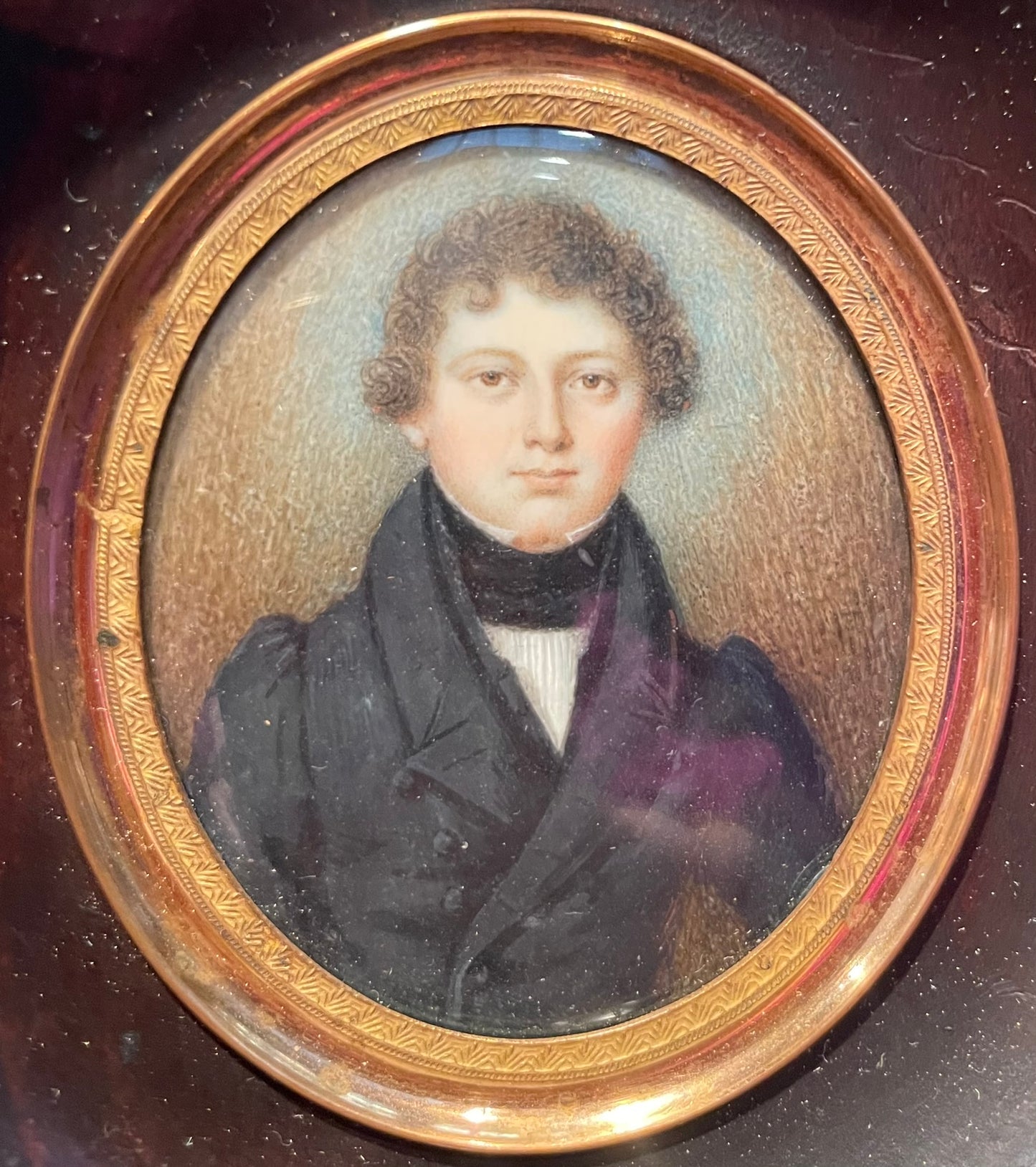 Ritratto miniatura di giovane uomo, circa 1830, con redingote e cravatta nera alta