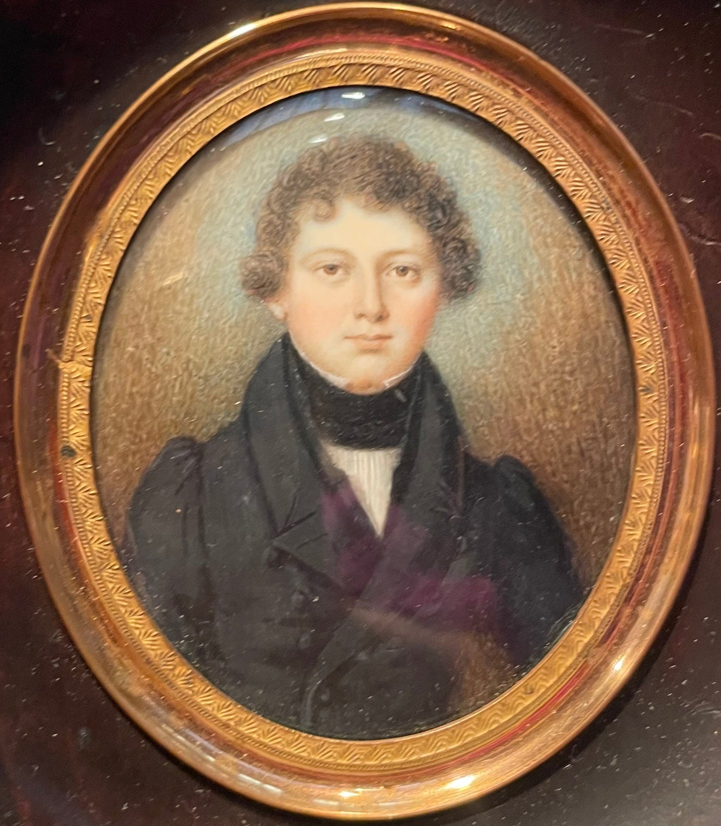 Ritratto miniatura di giovane uomo, circa 1830, con redingote e cravatta nera alta