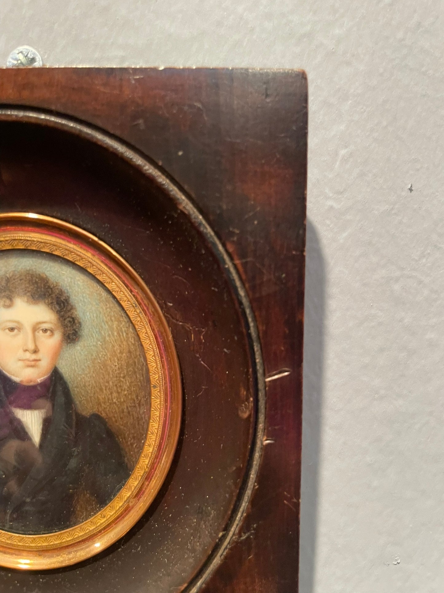 Ritratto miniatura di giovane uomo, circa 1830, con redingote e cravatta nera alta