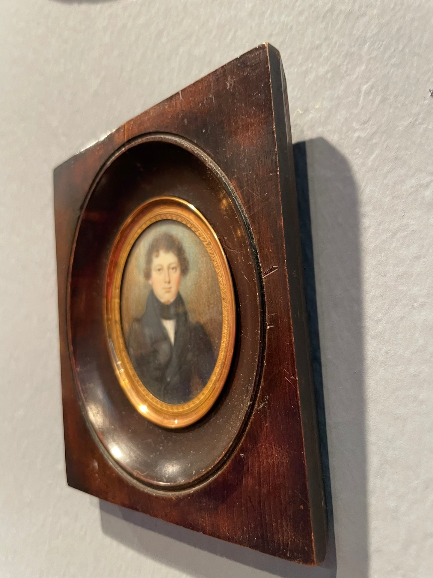 Ritratto miniatura di giovane uomo, circa 1830, con redingote e cravatta nera alta