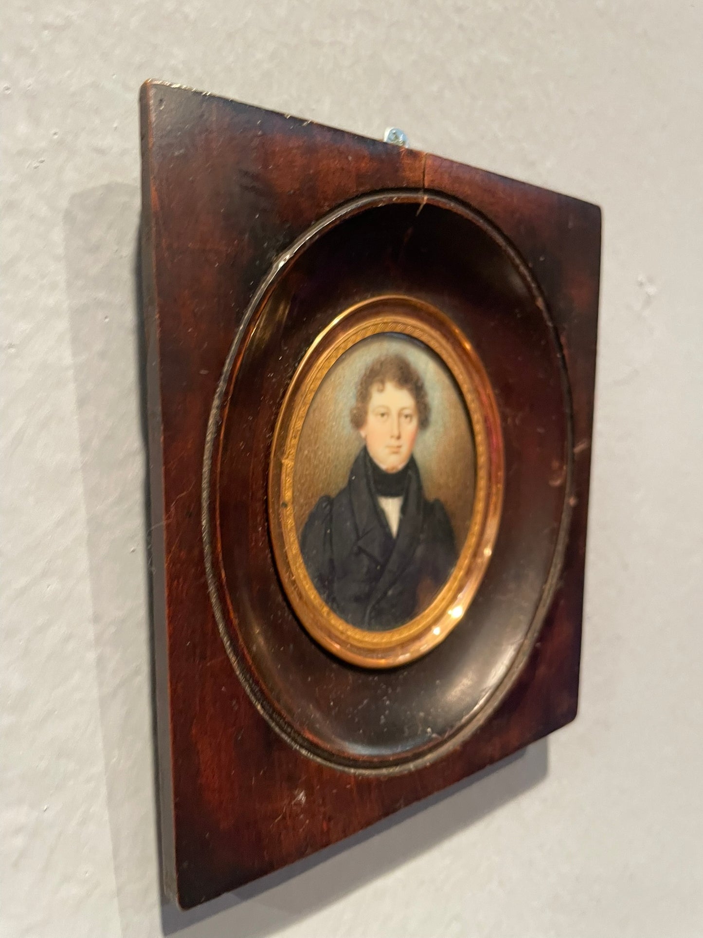 Ritratto miniatura di giovane uomo, circa 1830, con redingote e cravatta nera alta