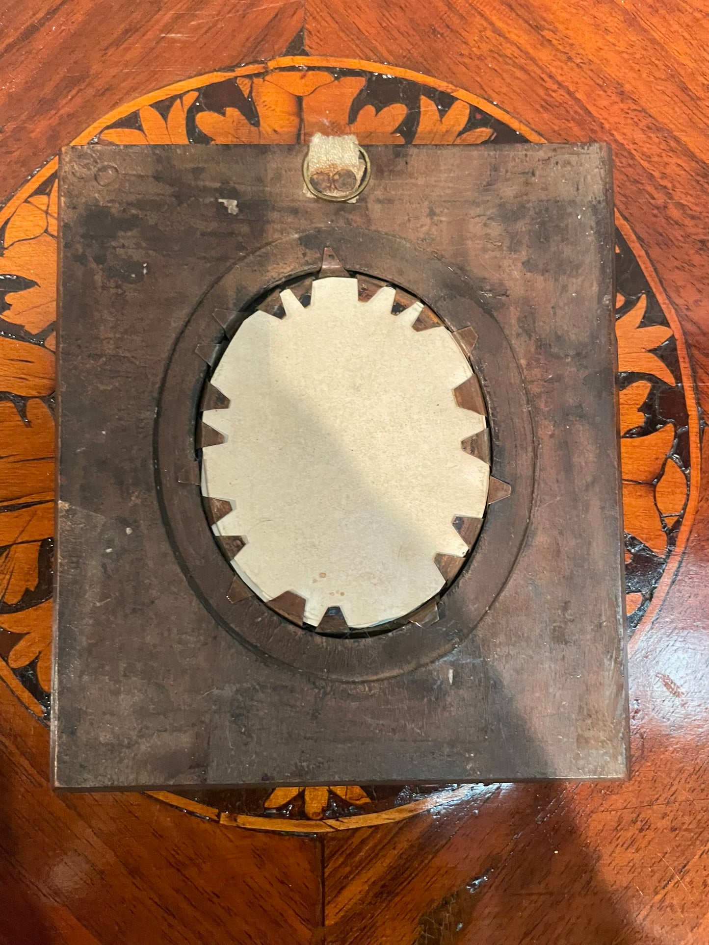 Ritratto miniatura di giovane uomo, circa 1830, con redingote e cravatta nera alta