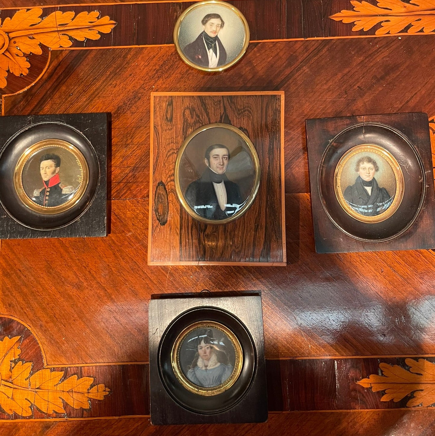 Ritratto miniatura di giovane uomo, circa 1830, con redingote e cravatta nera alta